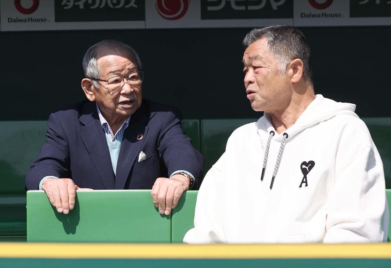 川藤幸三阪神OB会長（当時）と話しをする吉田義男さん（左）（2023年4月9日撮影）