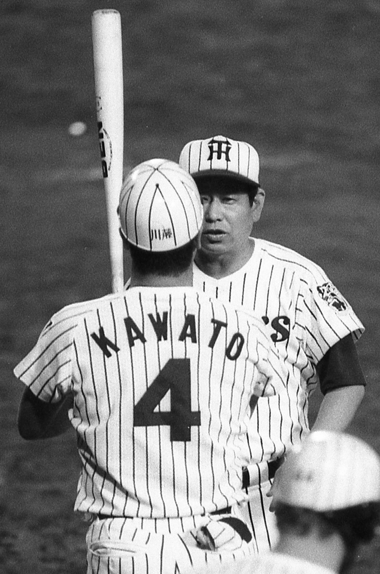 阪神対ヤクルト19回戦　吉田義男監督と話す川藤幸三　（1985年8月26日撮影）