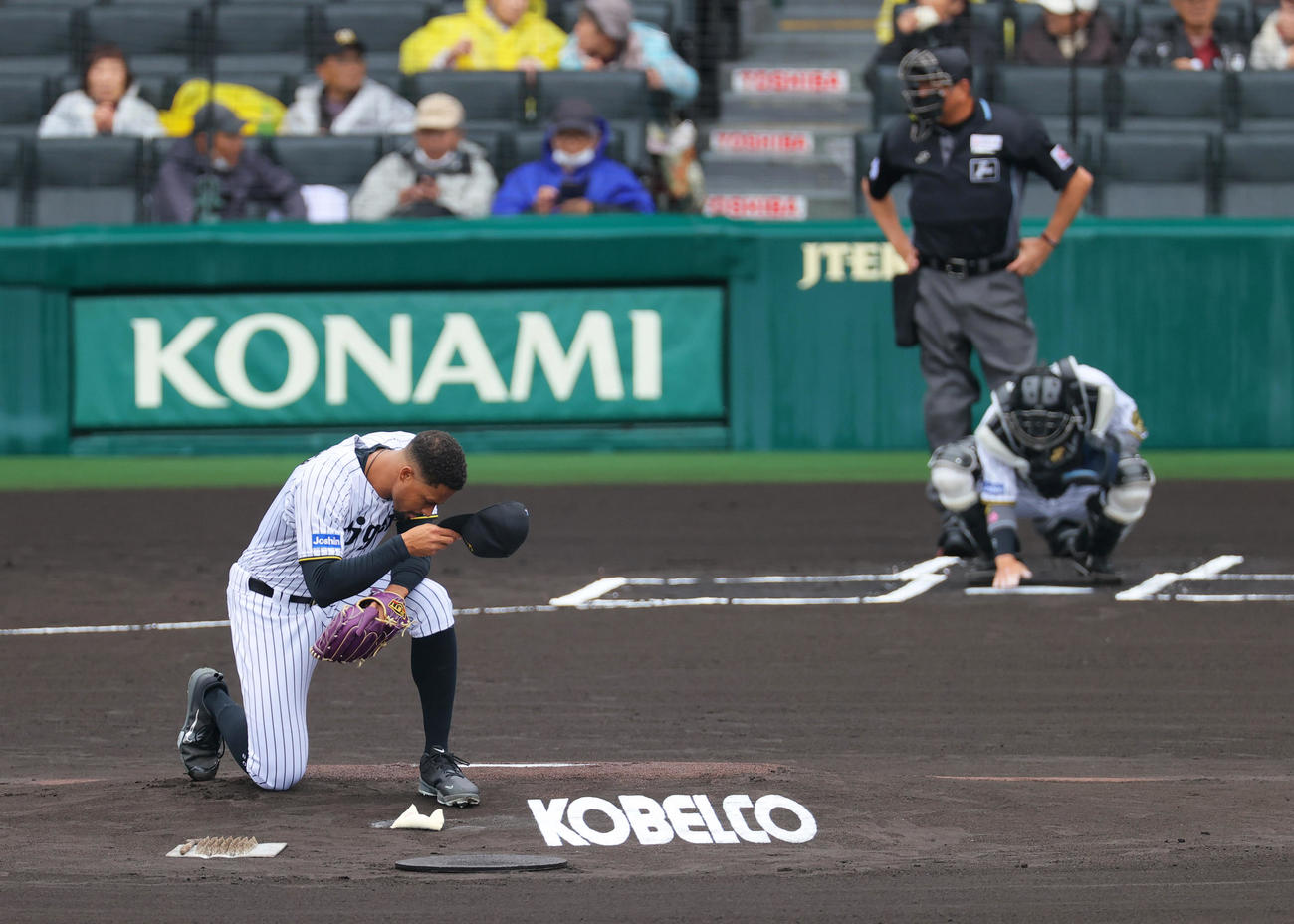 オープン戦・阪神対中日　甲子園球場のマウンドにひざをついて祈りを捧げる阪神先発のデュプランティエ（撮影・上山淳一）