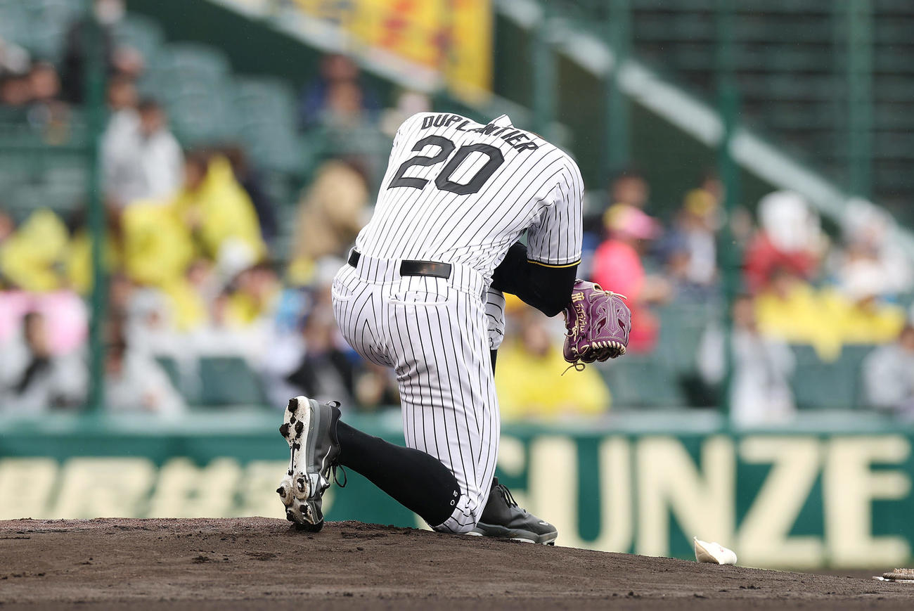 阪神対中日　1回表、投球前にマウンドにひざまずくデュプランティエ（撮影・前田充）