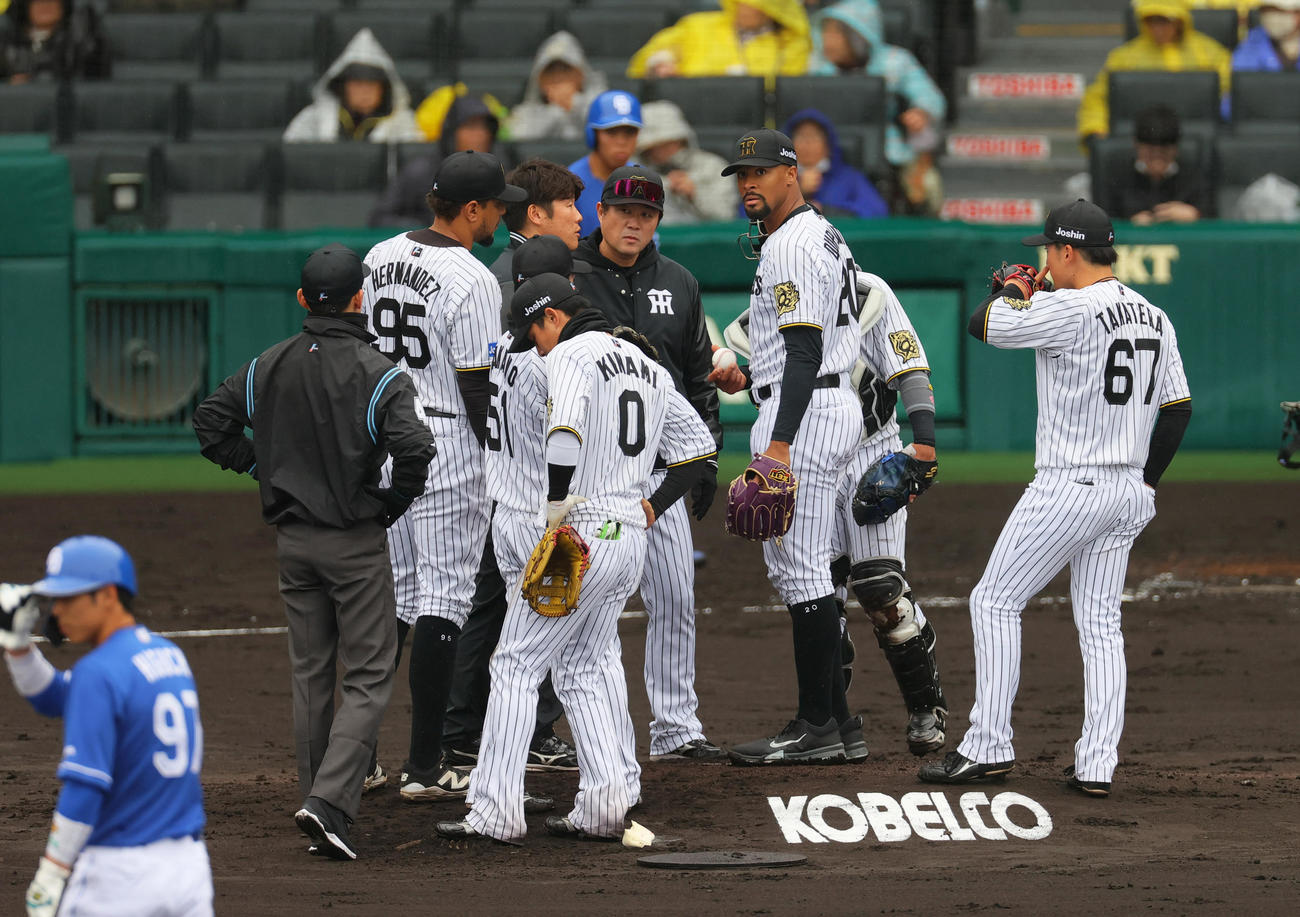 オープン戦・阪神対中日　2回表、阪神先発のデュプランティエ（右から3人目）の元に集まる阪神内野陣（撮影・上山淳一）
