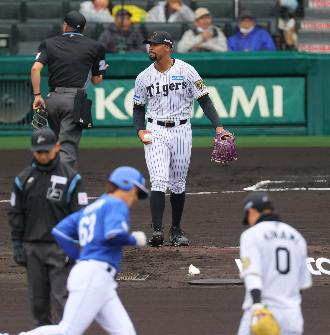 オープン戦・阪神対中日　1回表中日2死、デュプランティエ（右から2人目）は板山（手前左）に右越えソロ本塁打を被弾する（撮影・上山淳一）