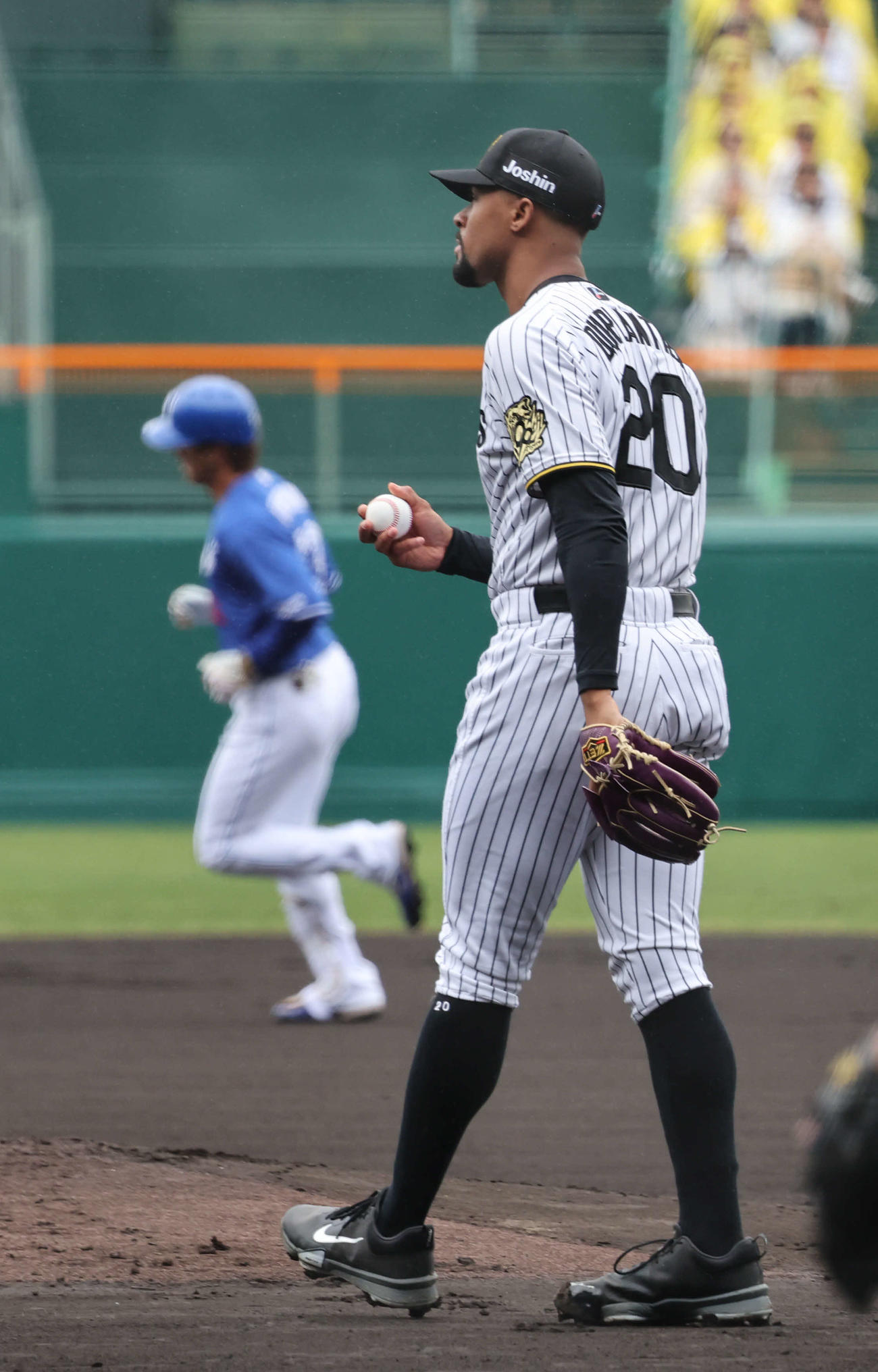 阪神対中日　1回表中日2死、阪神先発のデュプランティエは板山（左）に本塁打を浴びる（撮影・西尾就之）
