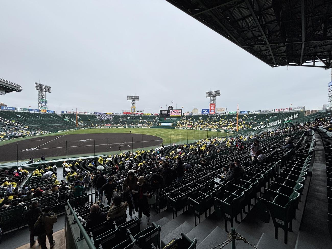 阪神対中日　今年の甲子園初ゲームだったが悪天候で寂しいスタンド（撮影・西尾就之）2025年3月5日、甲子園球場