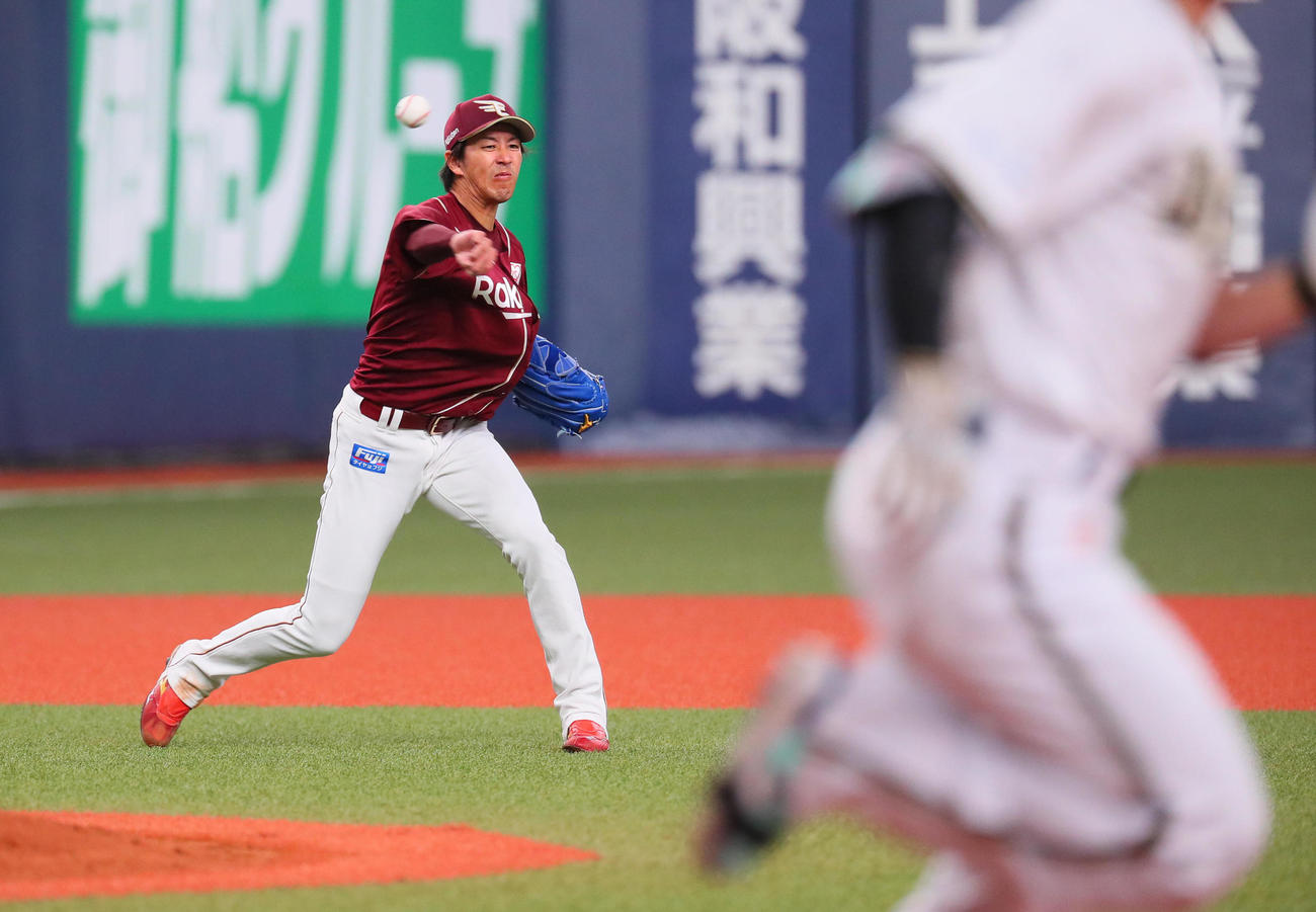 オリックス対楽天　4回裏オリックス2死、岸は西川の打球をはじきながらも投ゴロとする（撮影・宮崎幸一）