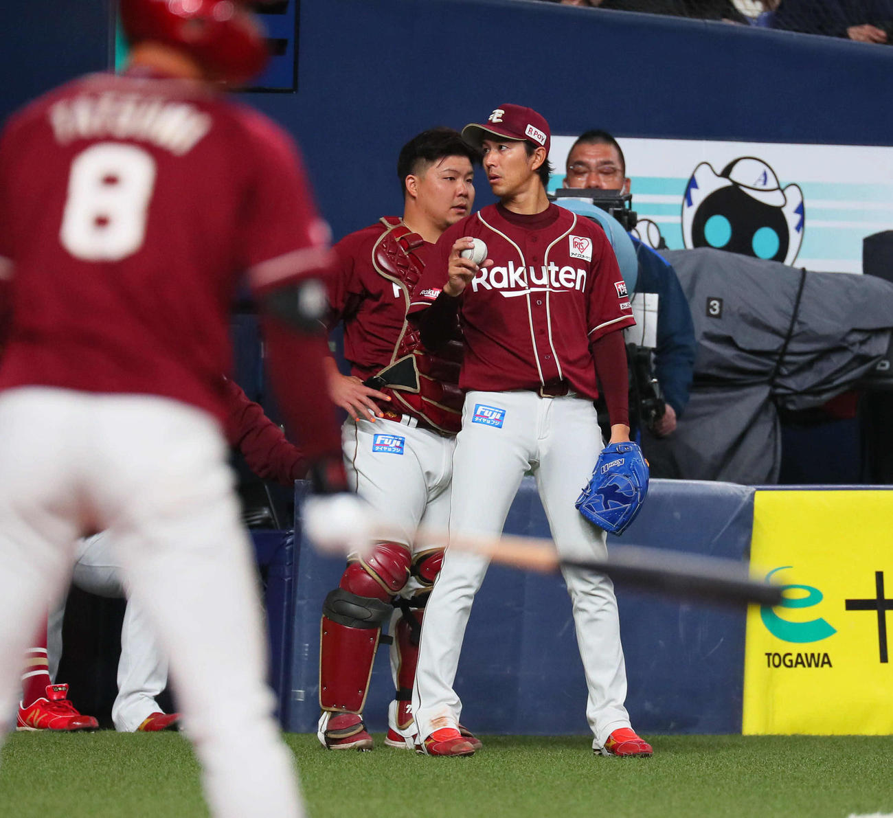 オリックス対楽天　1回、ベンチ前で話し合う岸（右）と石原（撮影・宮崎幸一）