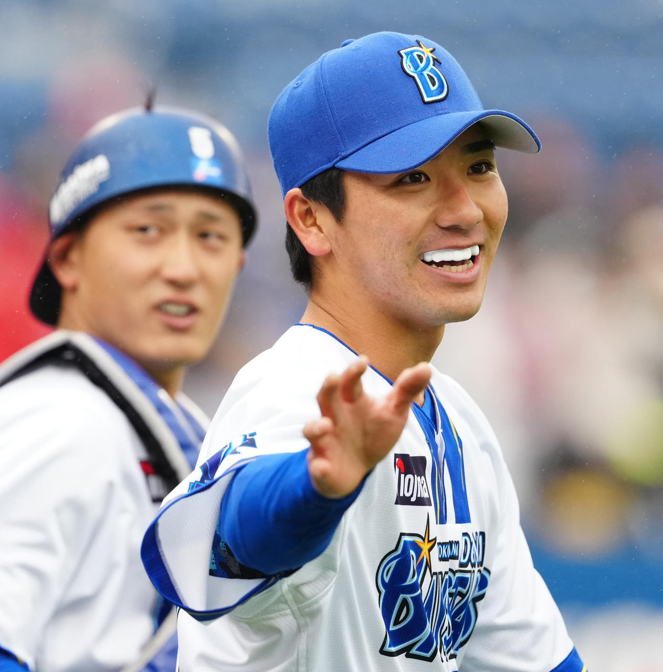 DeNA対広島　4回終了後、タッチを交わすDeNA3番手の篠木（撮影・江口和貴）