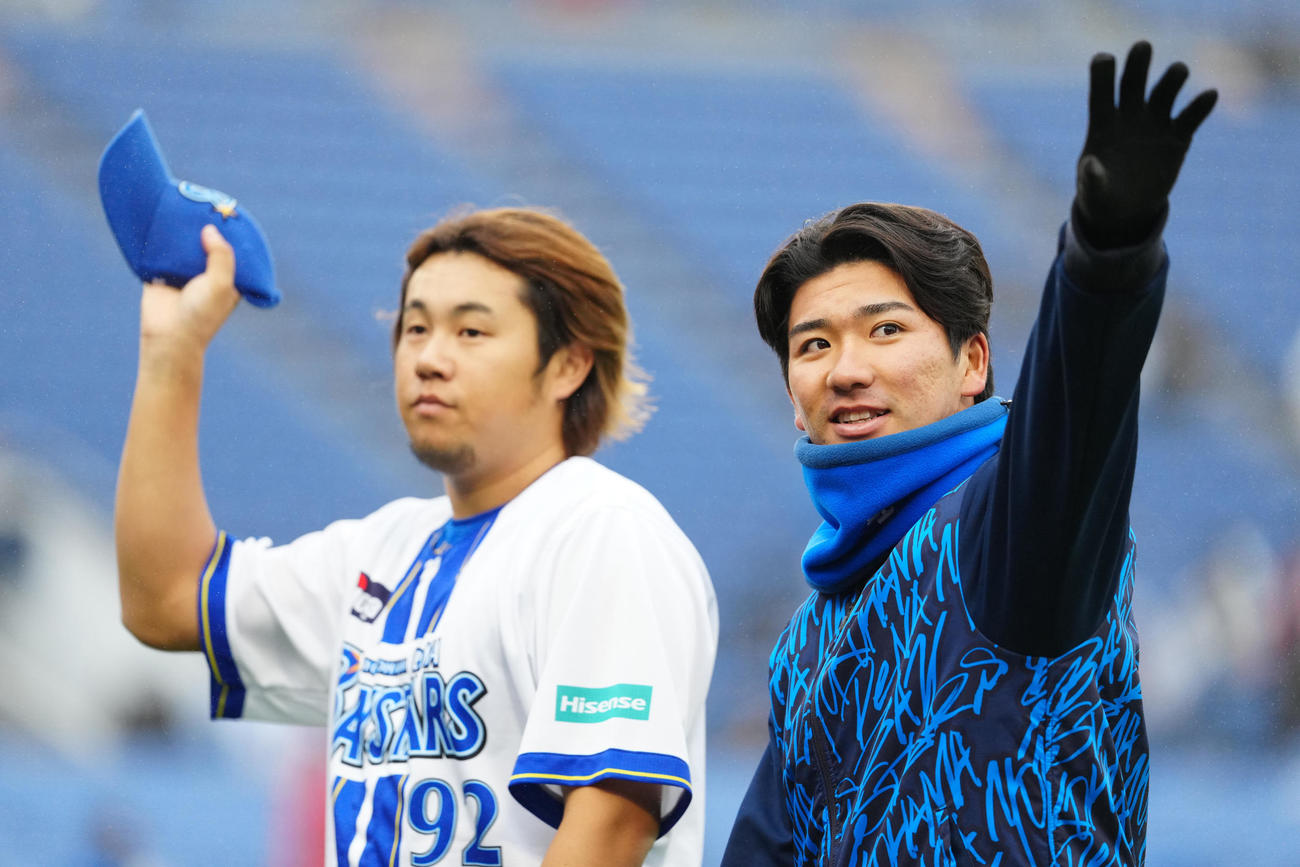DeNA対広島　試合後、スタンドにあいさつするDeNA篠木（右）。左は堀岡（撮影・江口和貴）