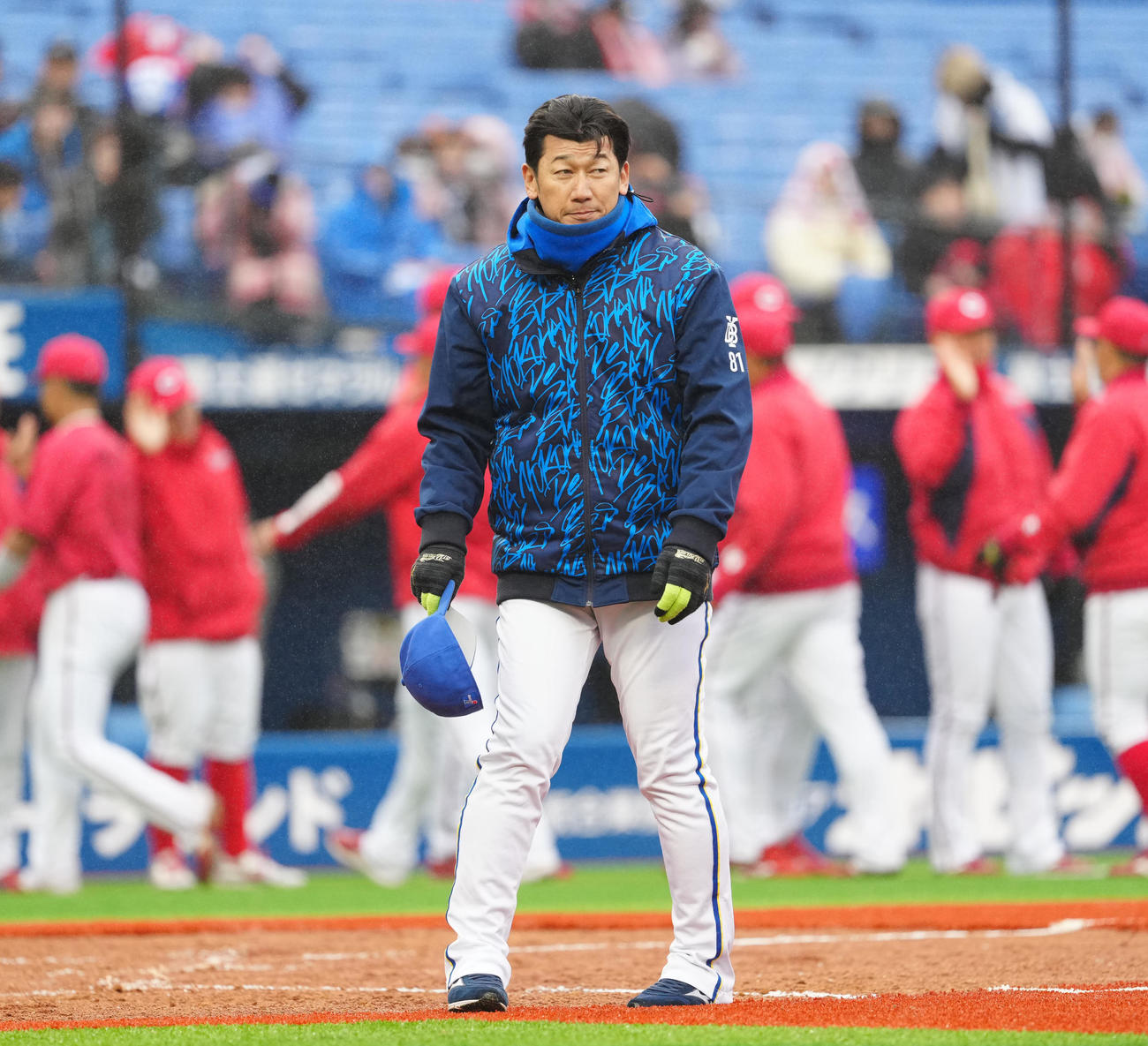DeNA対広島　試合後、スタンドにあいさつするDeNA三浦監督（撮影・江口和貴）