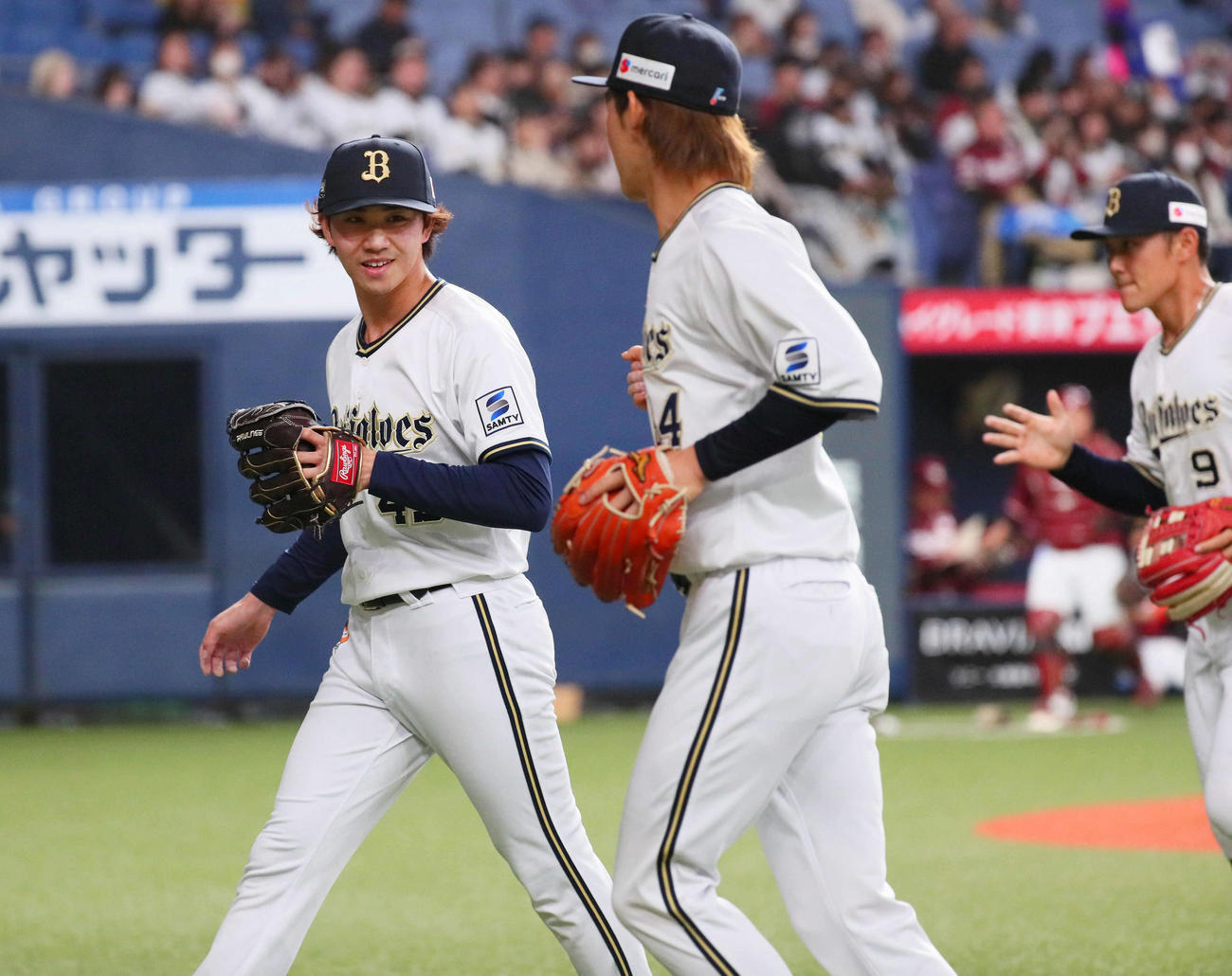 オリックス対楽天　オリックス先発の片山（左）は初回を無失点に抑えて笑顔を見せる（撮影・宮崎幸一）