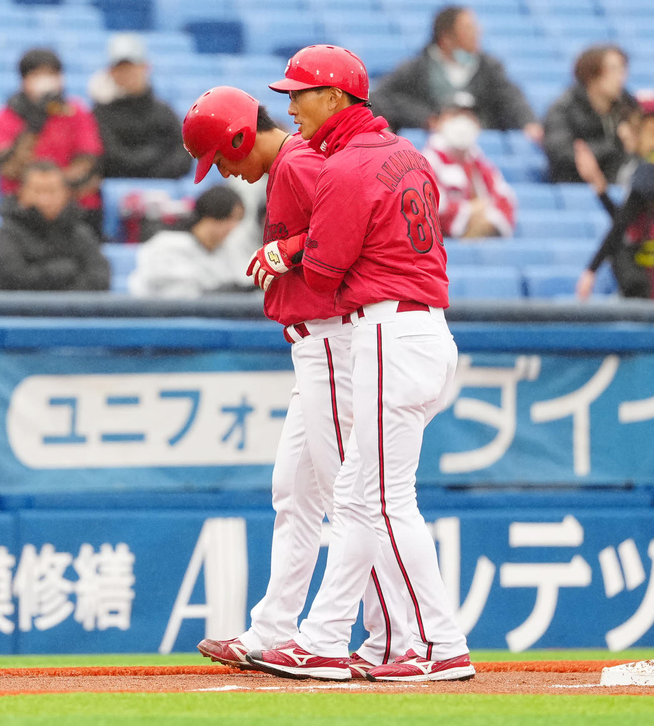 DeNA対広島　6回表、負傷しベンチに引き揚げる広島佐々木（左）。右は赤松三塁ベースコーチ（撮影・江口和貴）