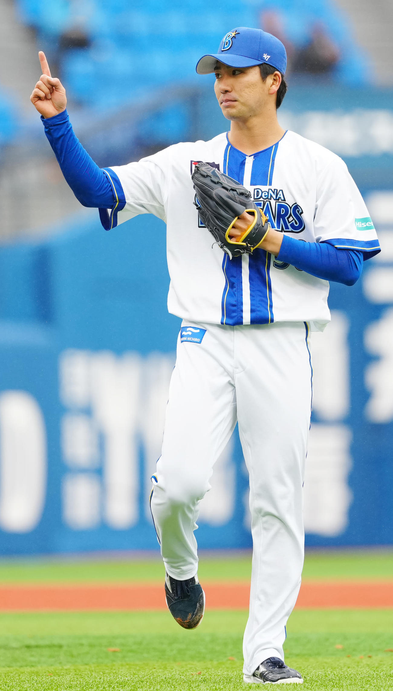DeNA対広島　4回表広島無死、佐々木を右飛に仕留めた篠木（撮影・江口和貴）