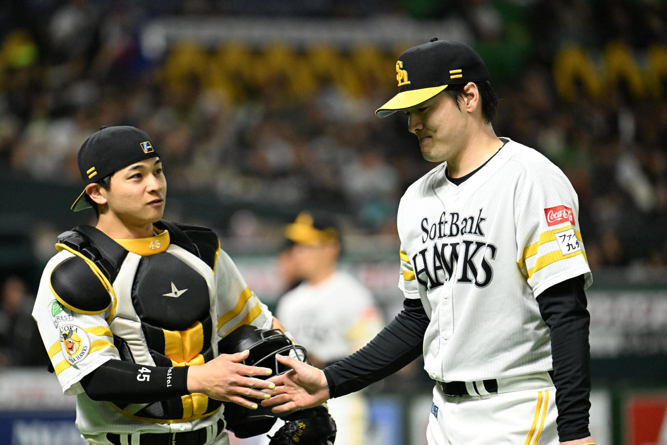 ソフトバンク対ヤクルト　2回終わり有原（右）とタッチを交わす谷川原（撮影・林敢治）