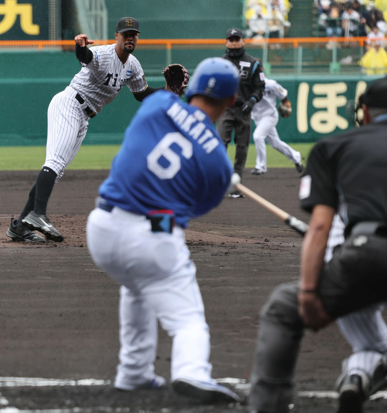 阪神対中日　1回表中日2死一塁、阪神先発のデュプランティエは中田翔を三振に打ち取る（撮影・西尾就之）