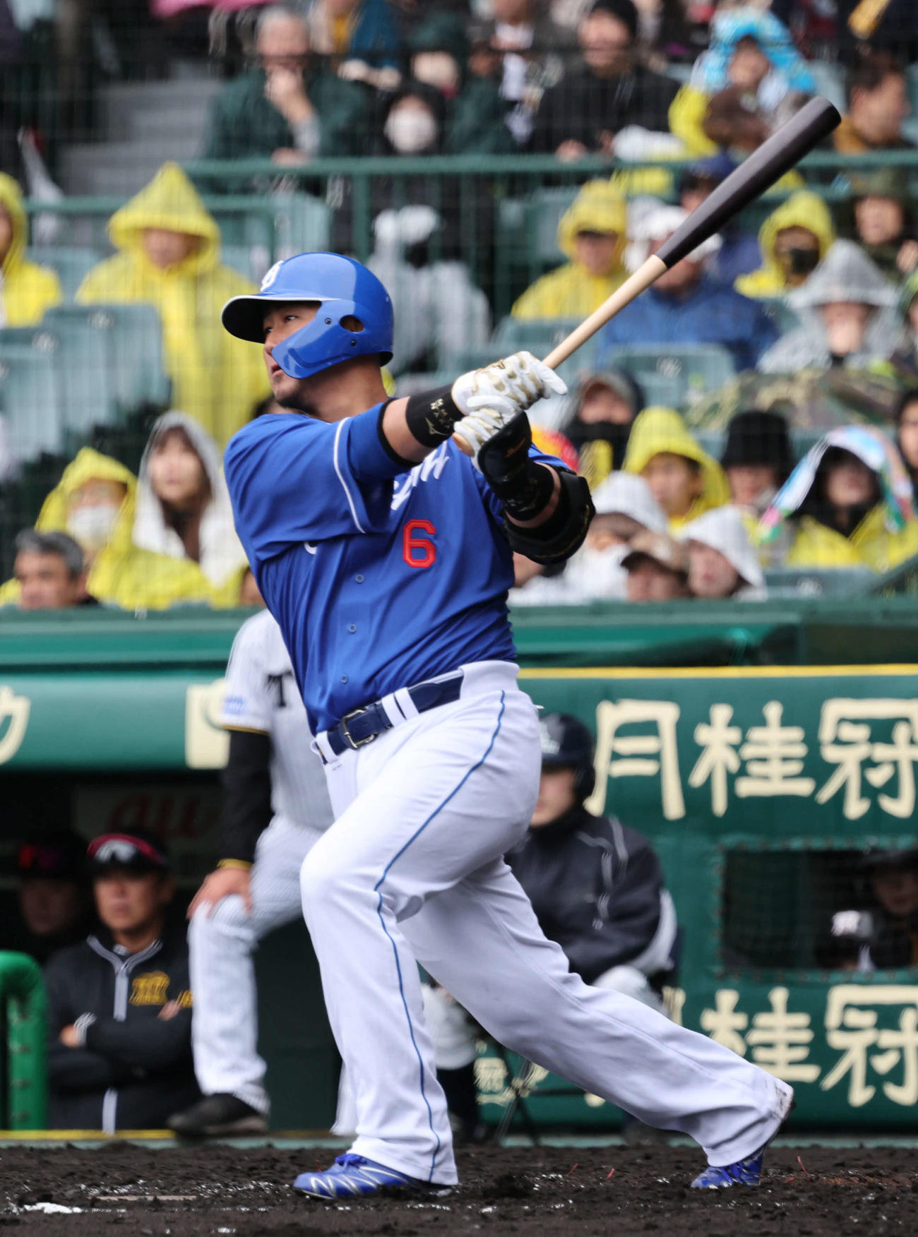 阪神対中日　3回表中日1死一塁、中田は適時中二塁打を放つ（撮影・西尾就之）