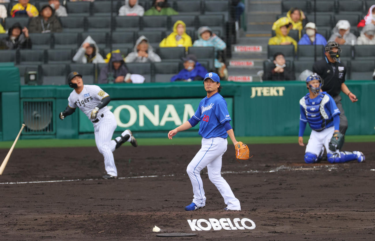 オープン戦・阪神対中日　2回裏阪神無死、涌井（手前）は前川に左越えソロ本塁打を浴びる（撮影・上山淳一）