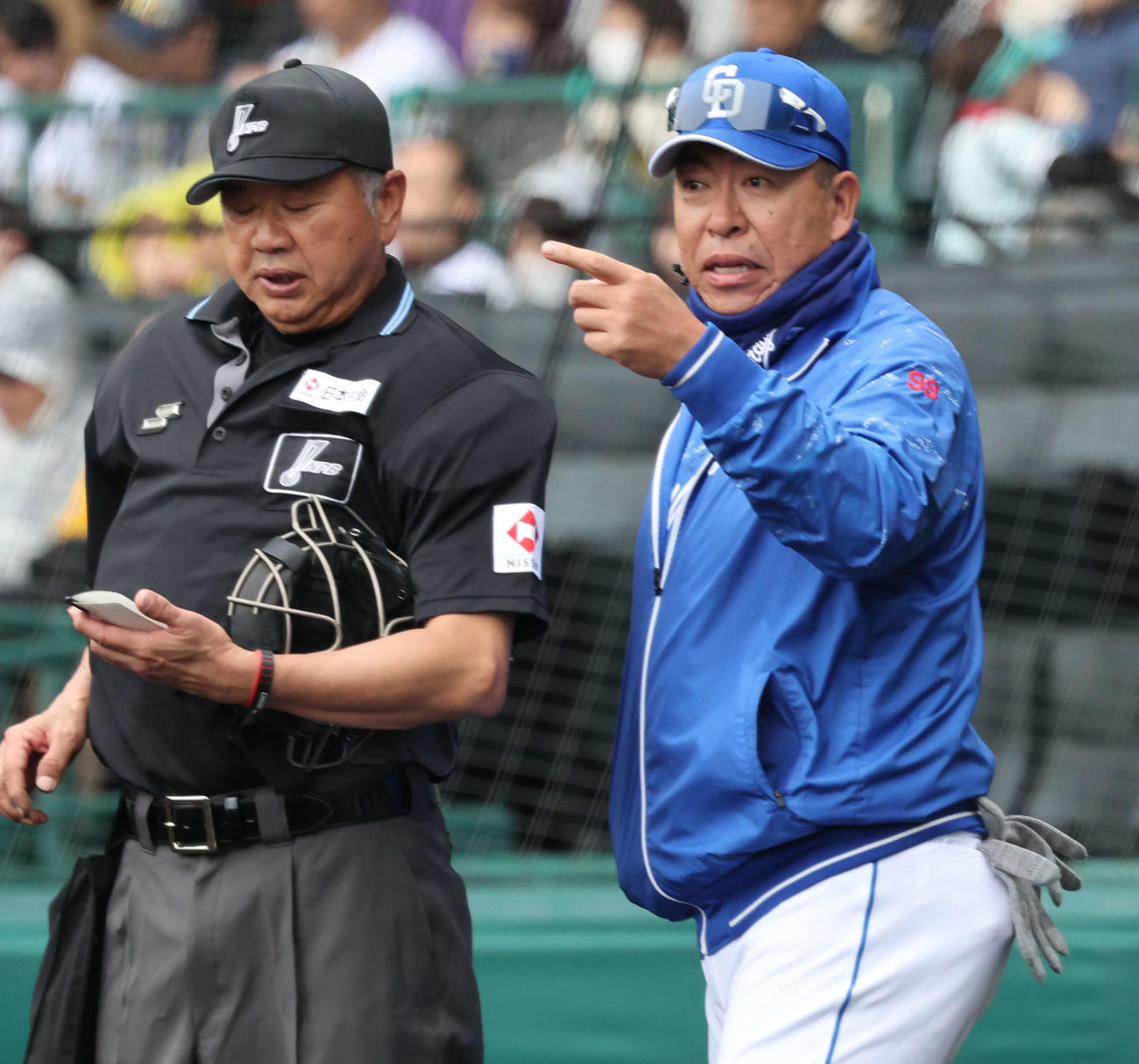 阪神対中日　3回の攻撃を終え、中日井上監督は選手交代告げる（撮影・西尾就之）