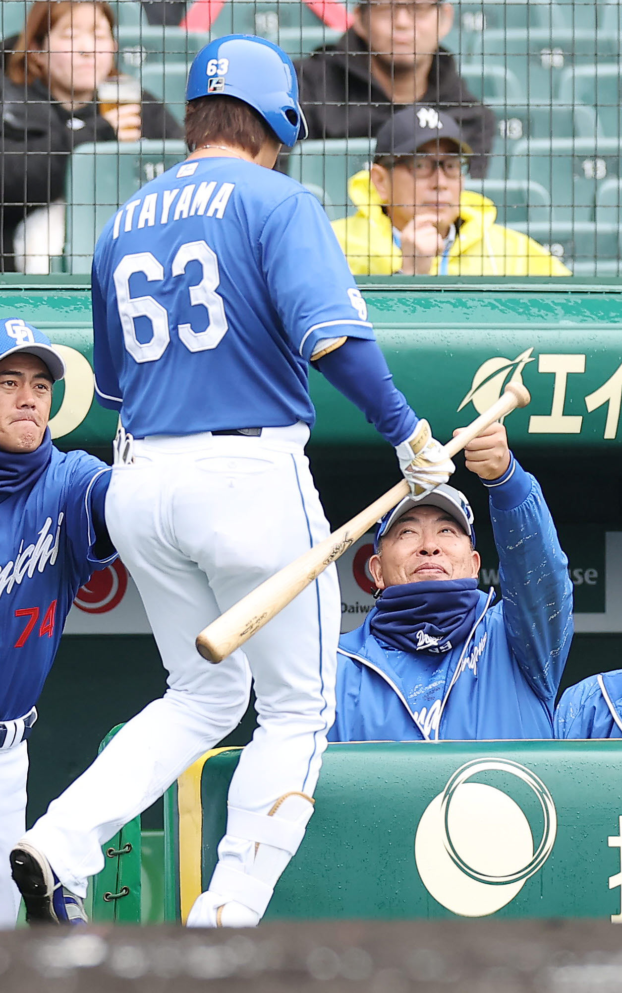 阪神対中日　1回表中日2死、先制本塁打を放った板山（中央）を迎える井上監督（右）（撮影・前田充）