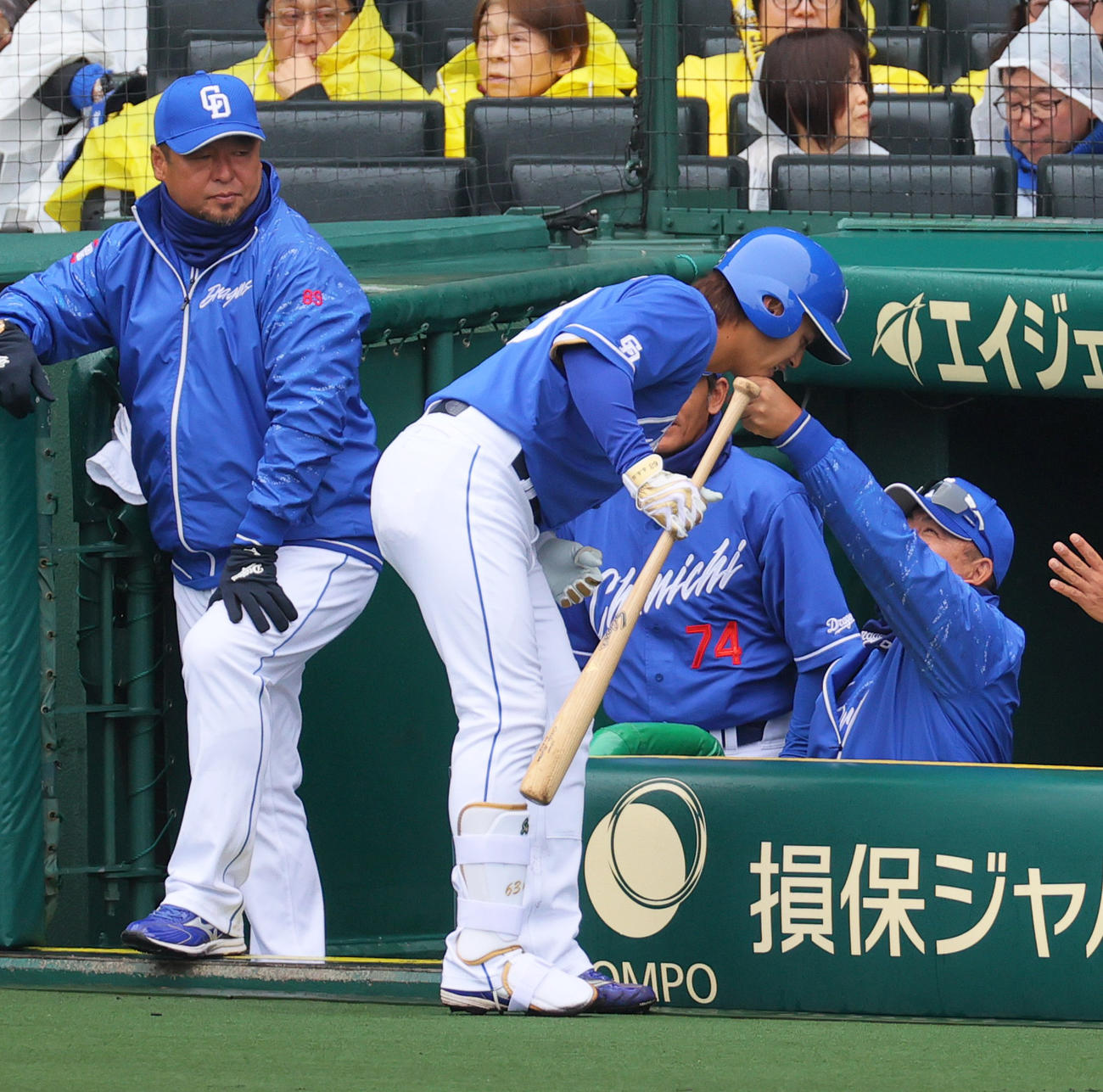 オープン戦・阪神対中日　1回表中日2死、先制の右越えソロ本塁打を放った板山（手前）を祝福する井上監督（右）（撮影・上山淳一）