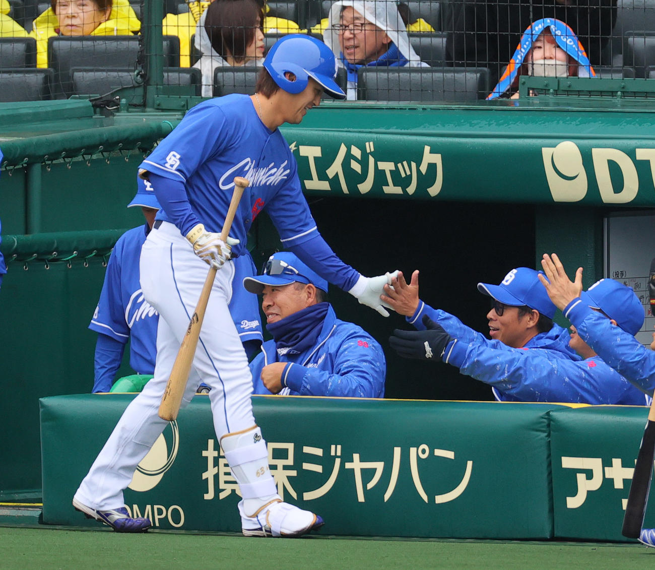 オープン戦・阪神対中日　1回表中日2死、先制の右越えソロ本塁打を放った板山（手前）を祝福する井上監督（左から2人目）（撮影・上山淳一）