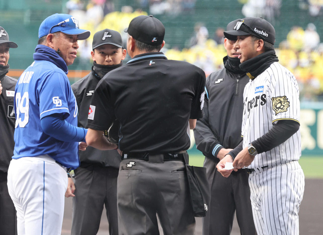 阪神対中日　試合前のメンバー表交換で阪神藤川監督（右）は中日井上監督と話す（撮影・西尾就之）