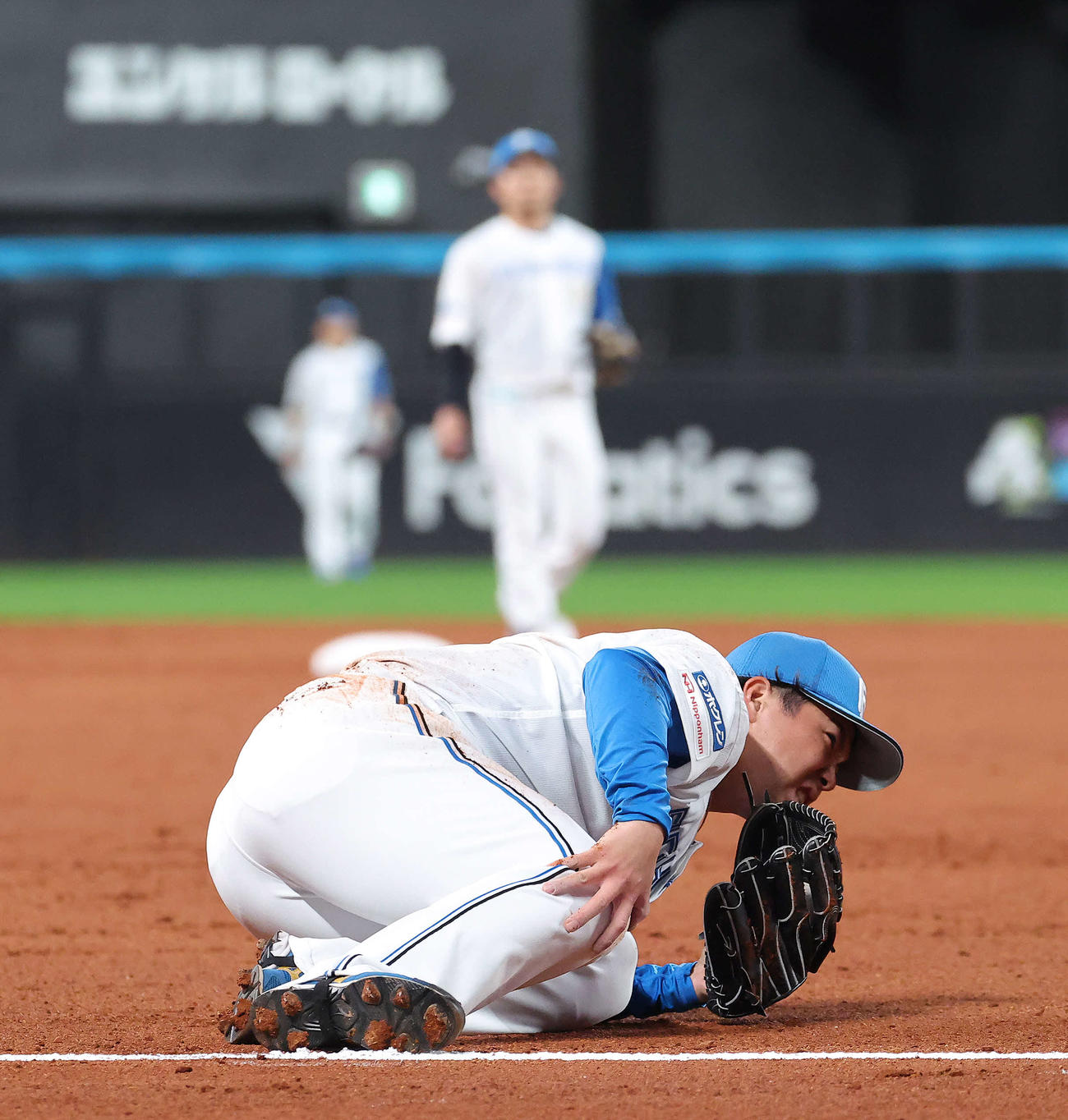 日本ハム対西武　2回表西武無死、西川の一ゴロを処理しつまずく金村（撮影・河田真司）