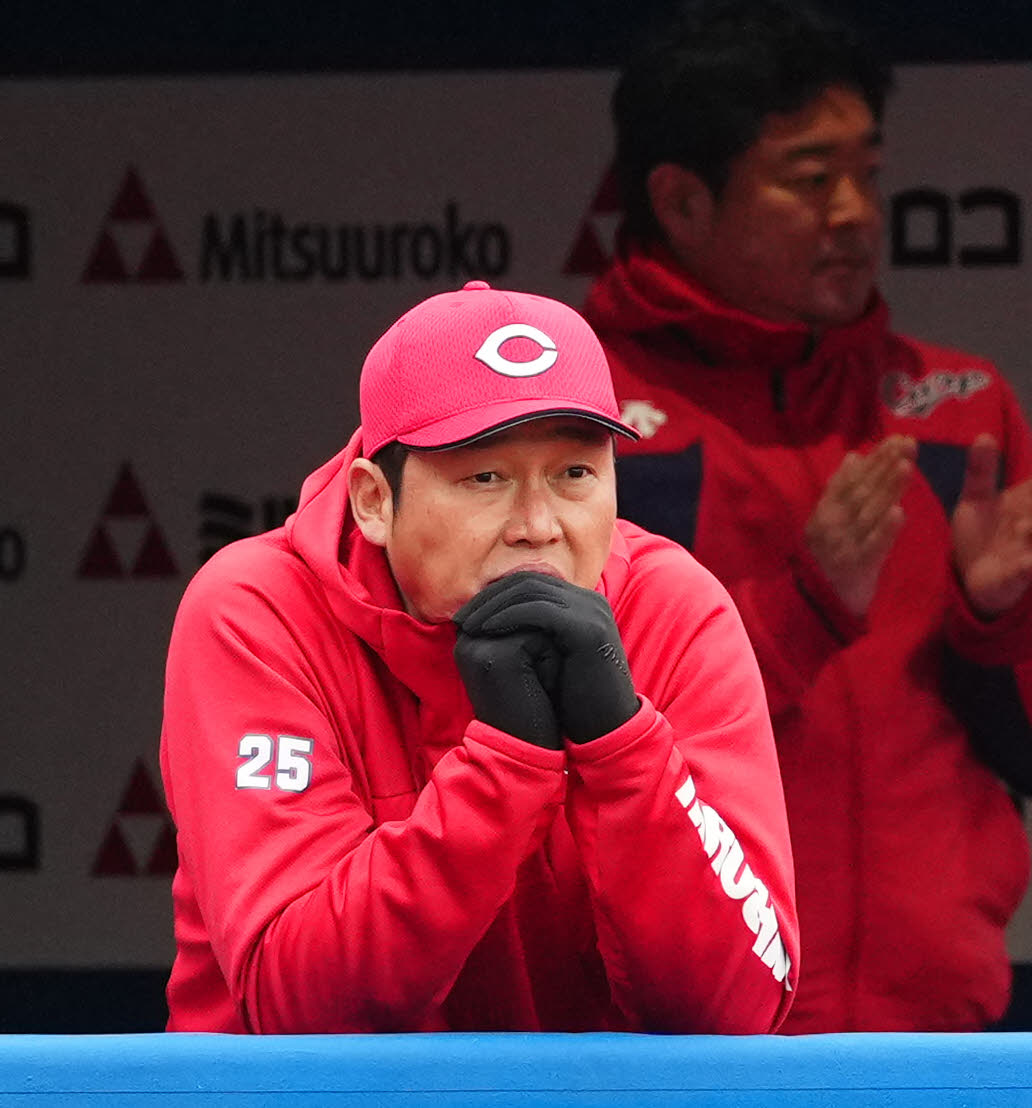 DeNA対広島　1回表、ベンチから戦況を見つめる広島新井監督（撮影・江口和貴）