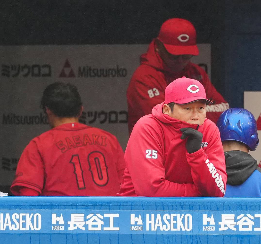 DeNA対広島　6回表、広島佐々木（左）が負傷し、ベンチで厳しい表情の新井監督（撮影・江口和貴）