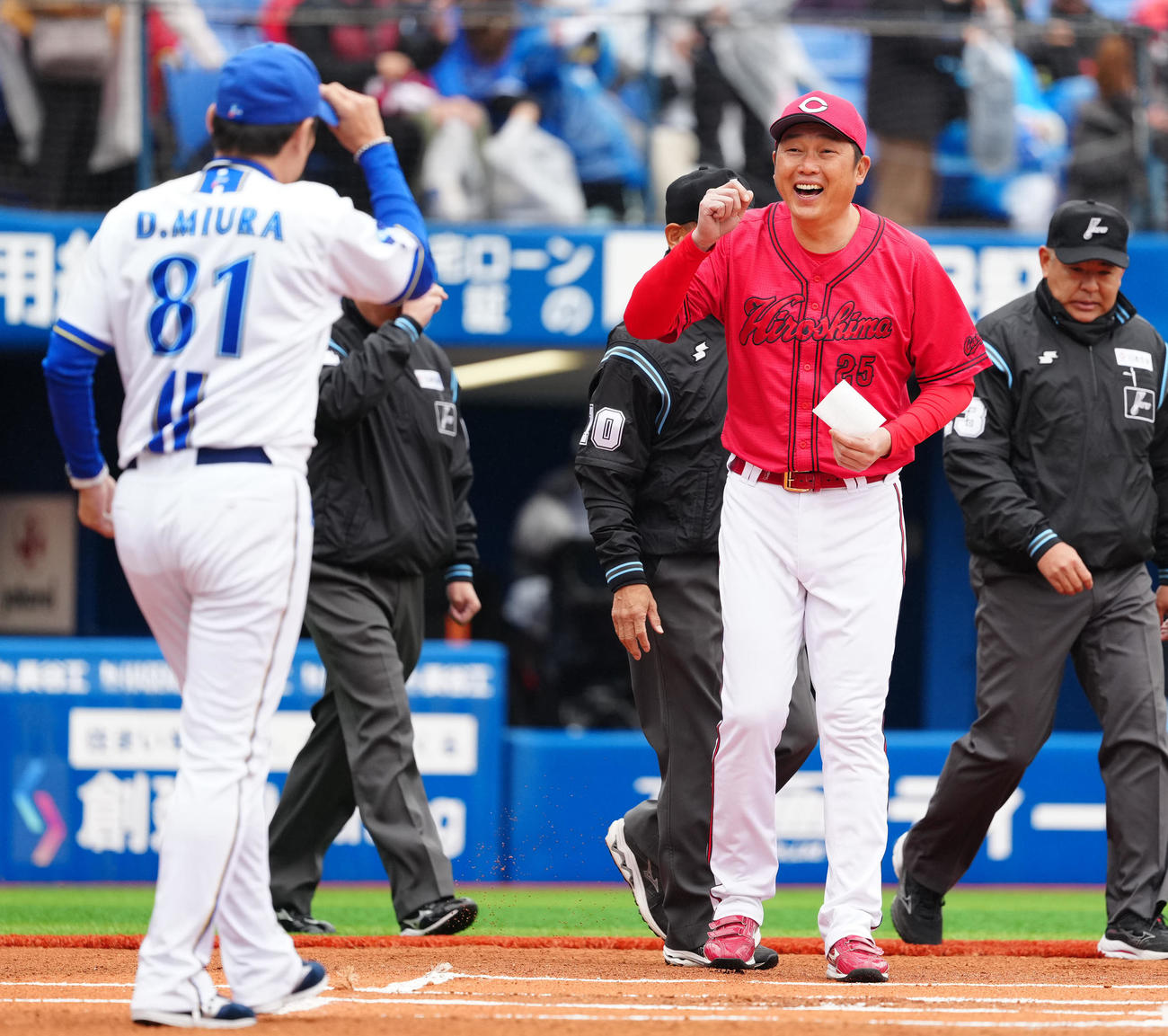 DeNA対広島　試合前、メンバー表の最終確認で笑顔を見せる広島新井監督（右）（撮影・江口和貴）