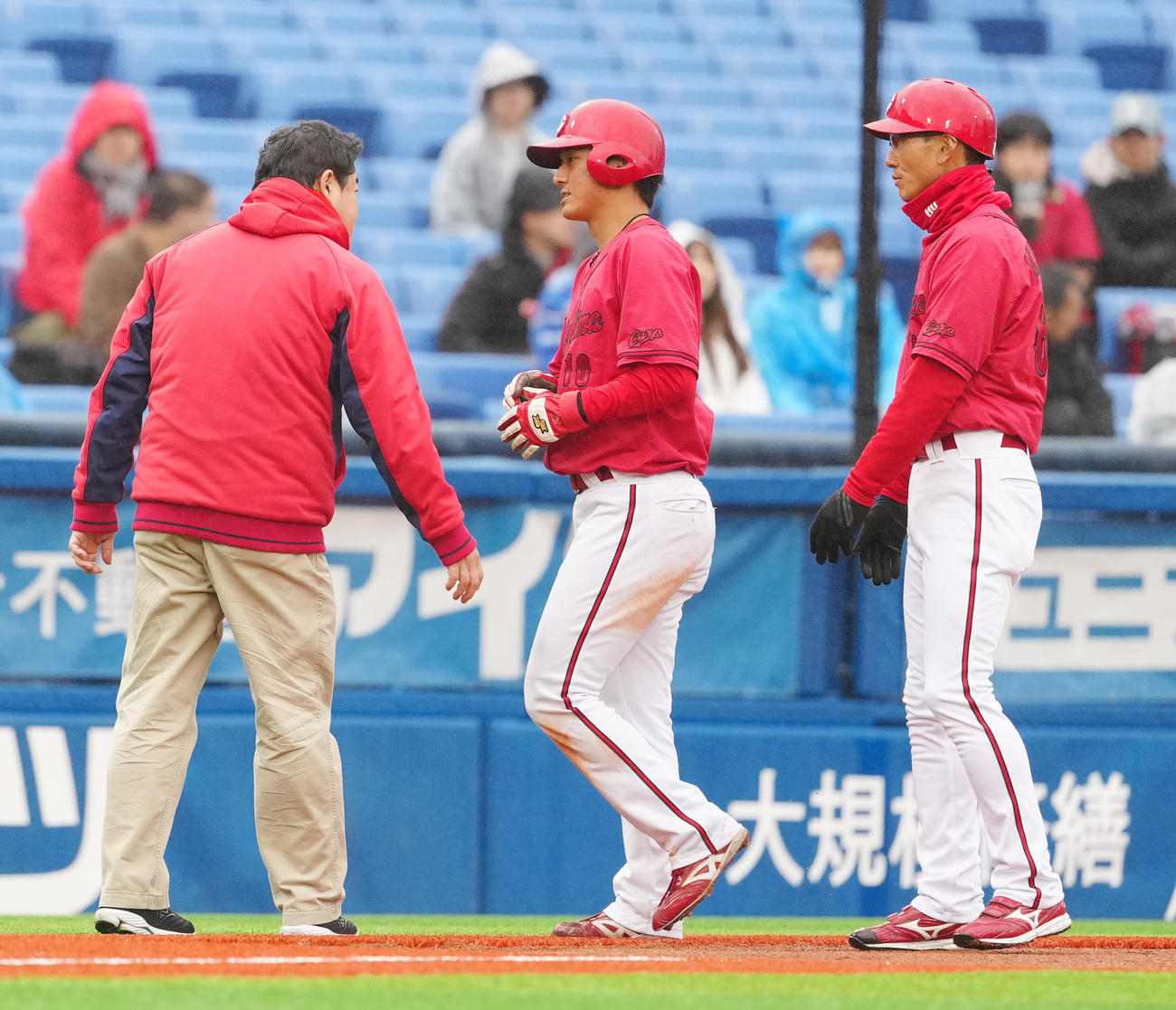 DeNA対広島　6回表、負傷しベンチに引き揚げる広島佐々木（中央）。右は赤松三塁ベースコーチ（撮影・江口和貴）