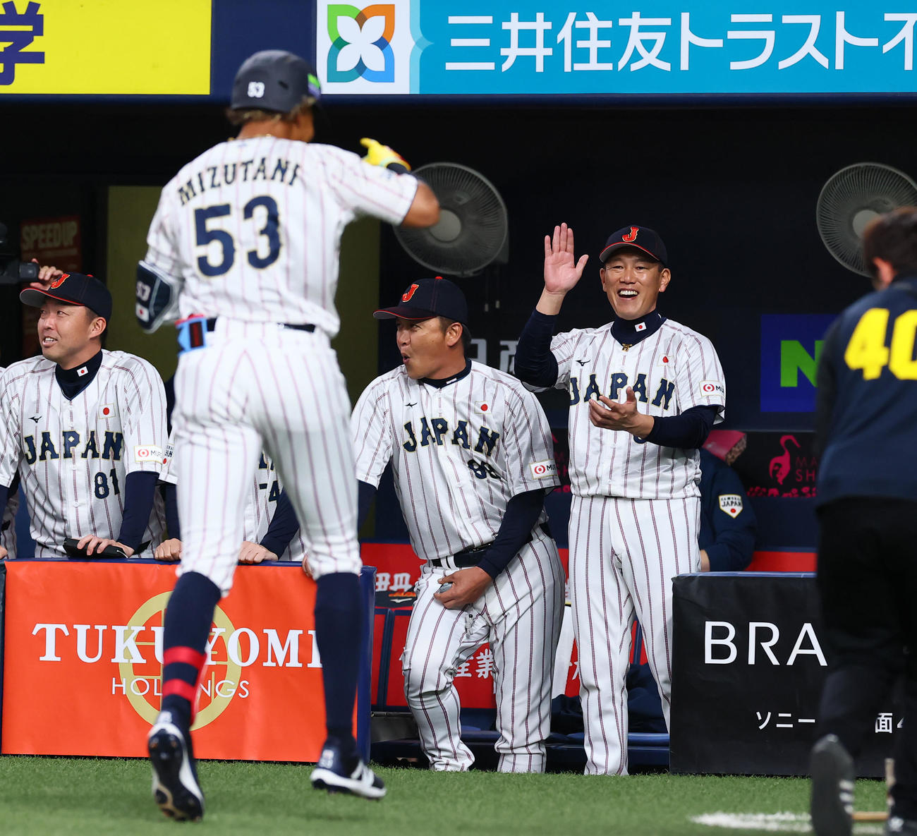 日本対オランダ　1回裏日本無死、先頭打者本塁打を放った水谷を出迎える井端監督（右端）（撮影・藤尾明華）