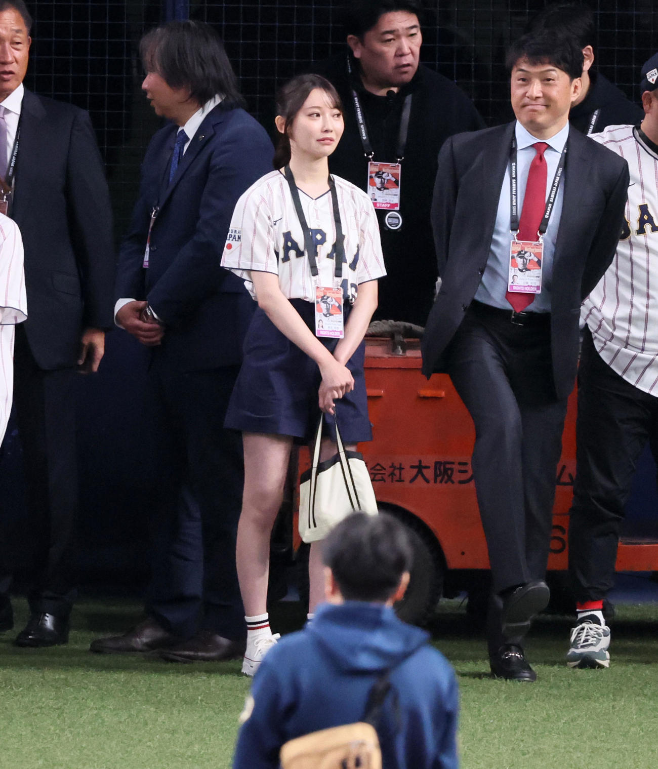 日本対オランダ　日本の練習を見る乃木坂46の黒見明香（撮影・加藤哉）