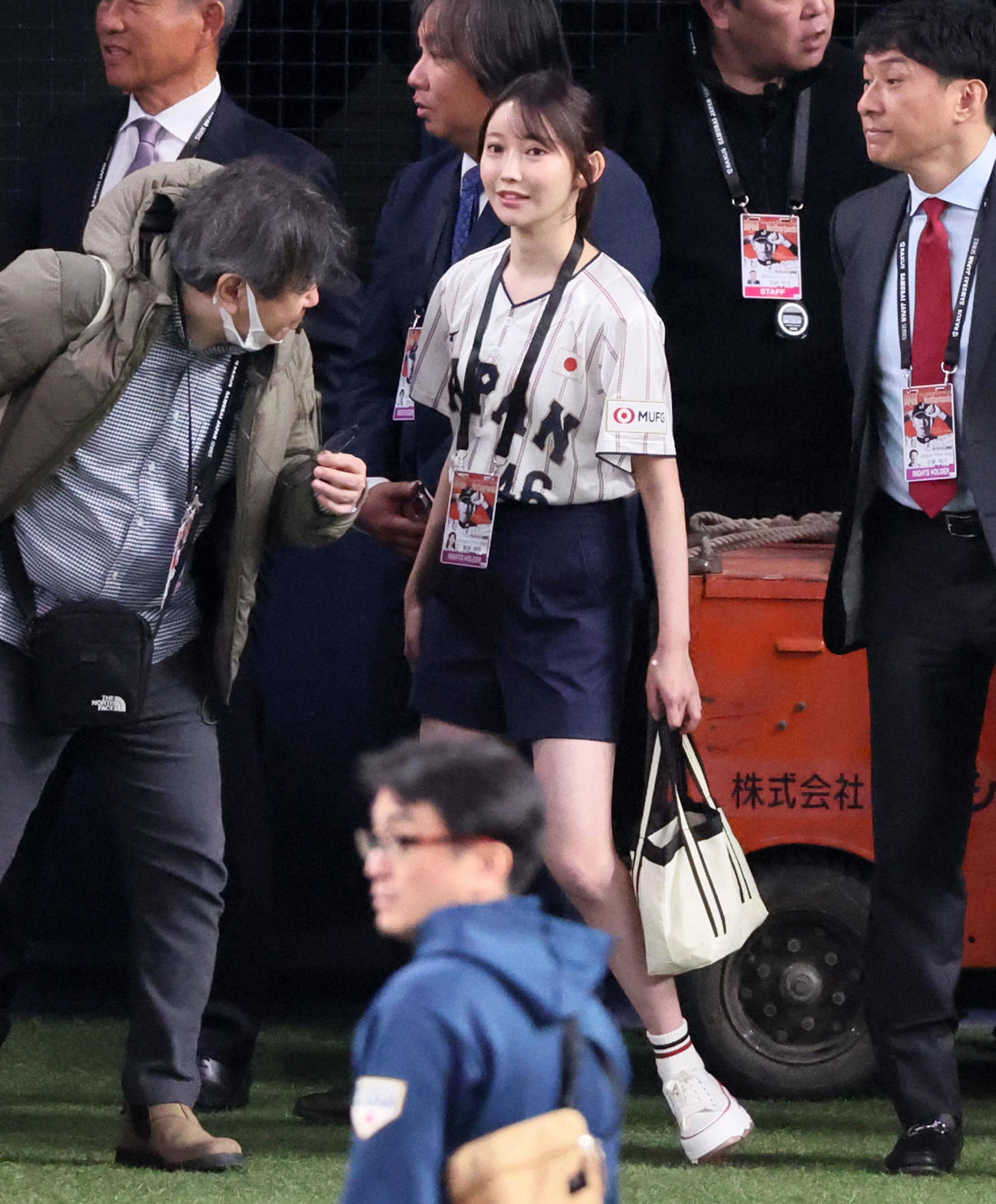 日本対オランダ　日本の練習を見る乃木坂46の黒見明香（撮影・加藤哉）