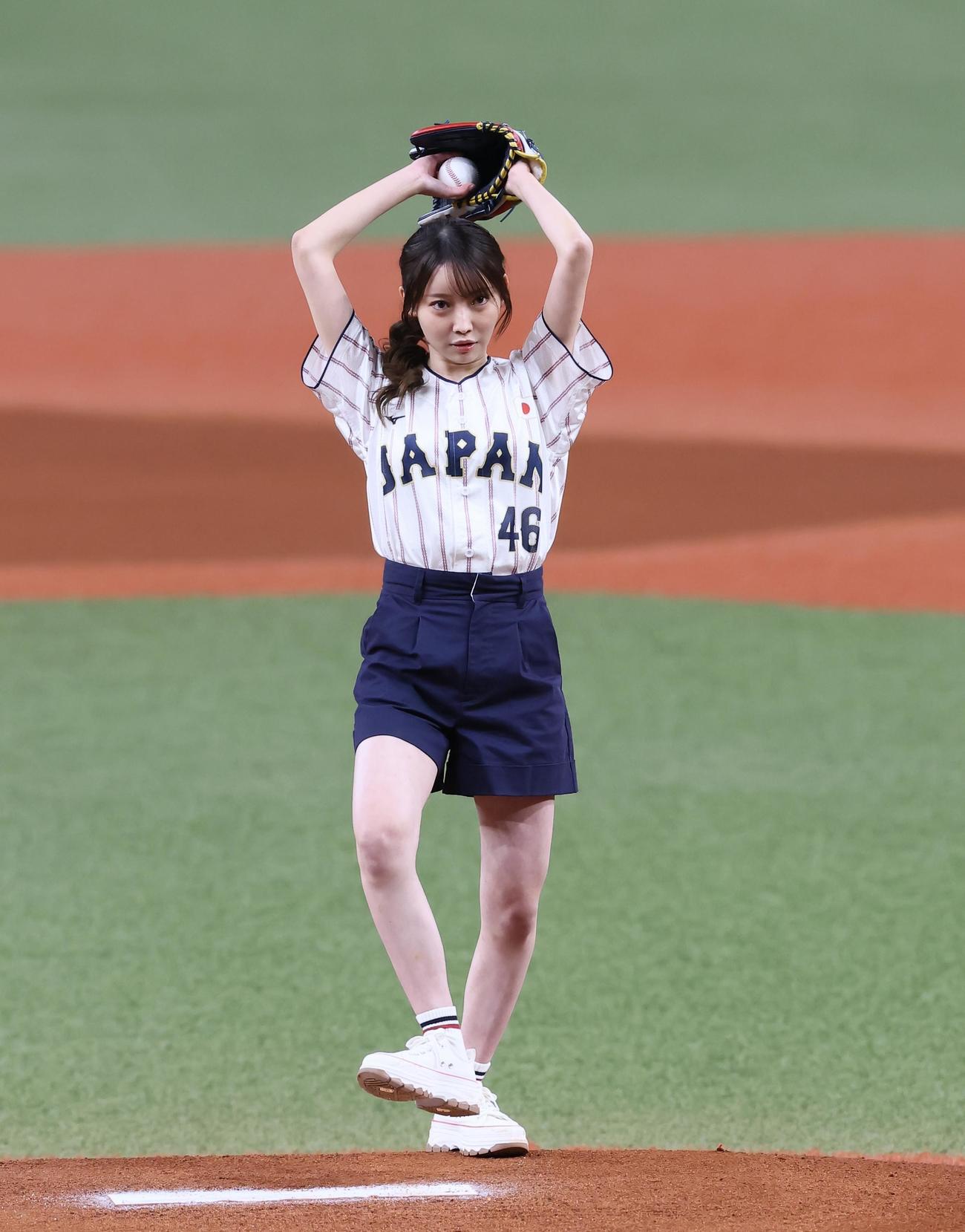 日本対オランダ　始球式を務めた乃木坂46の黒見明香（撮影・藤尾明華）