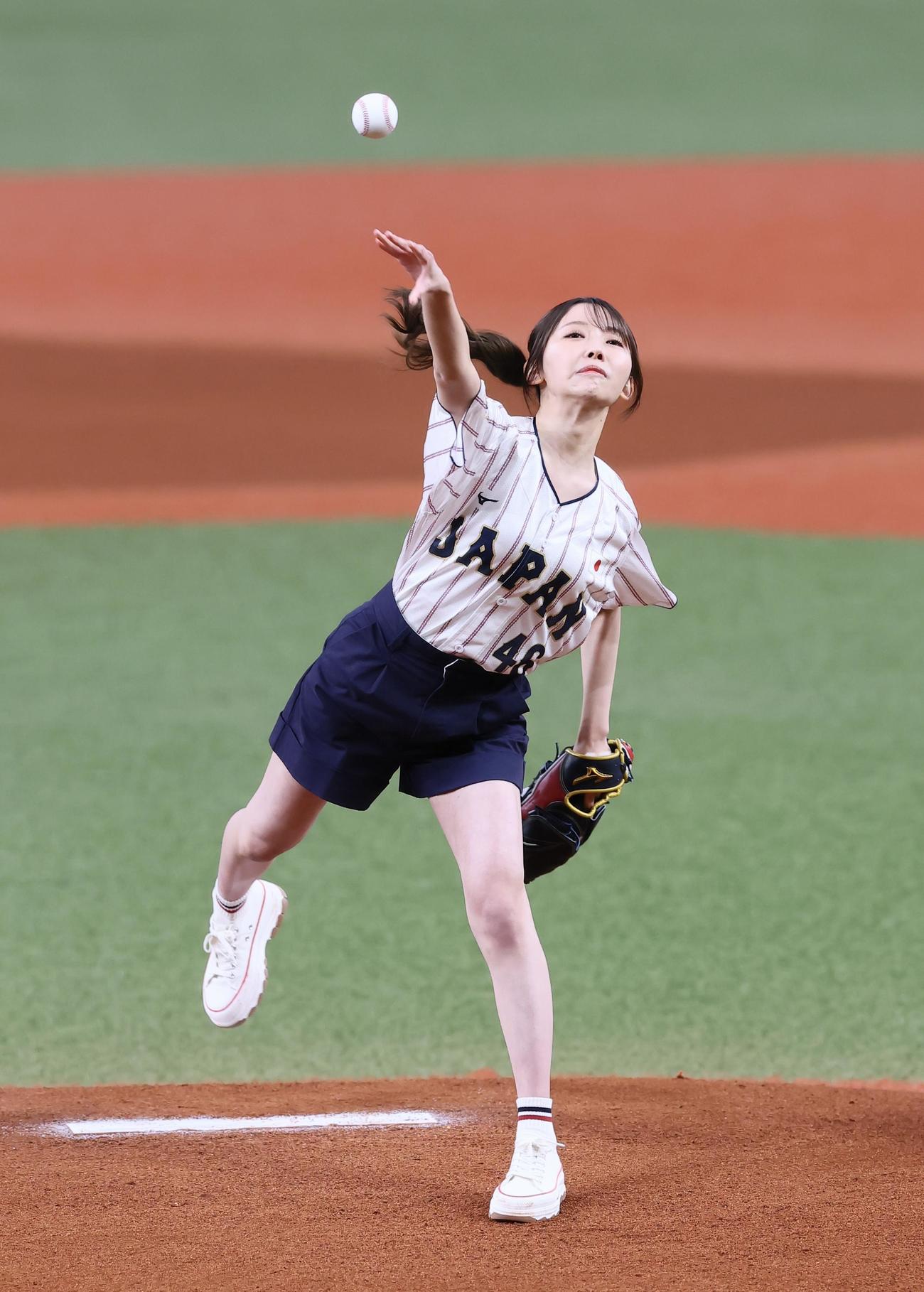 日本対オランダ　始球式を務めた乃木坂46の黒見明香（撮影・藤尾明華）
