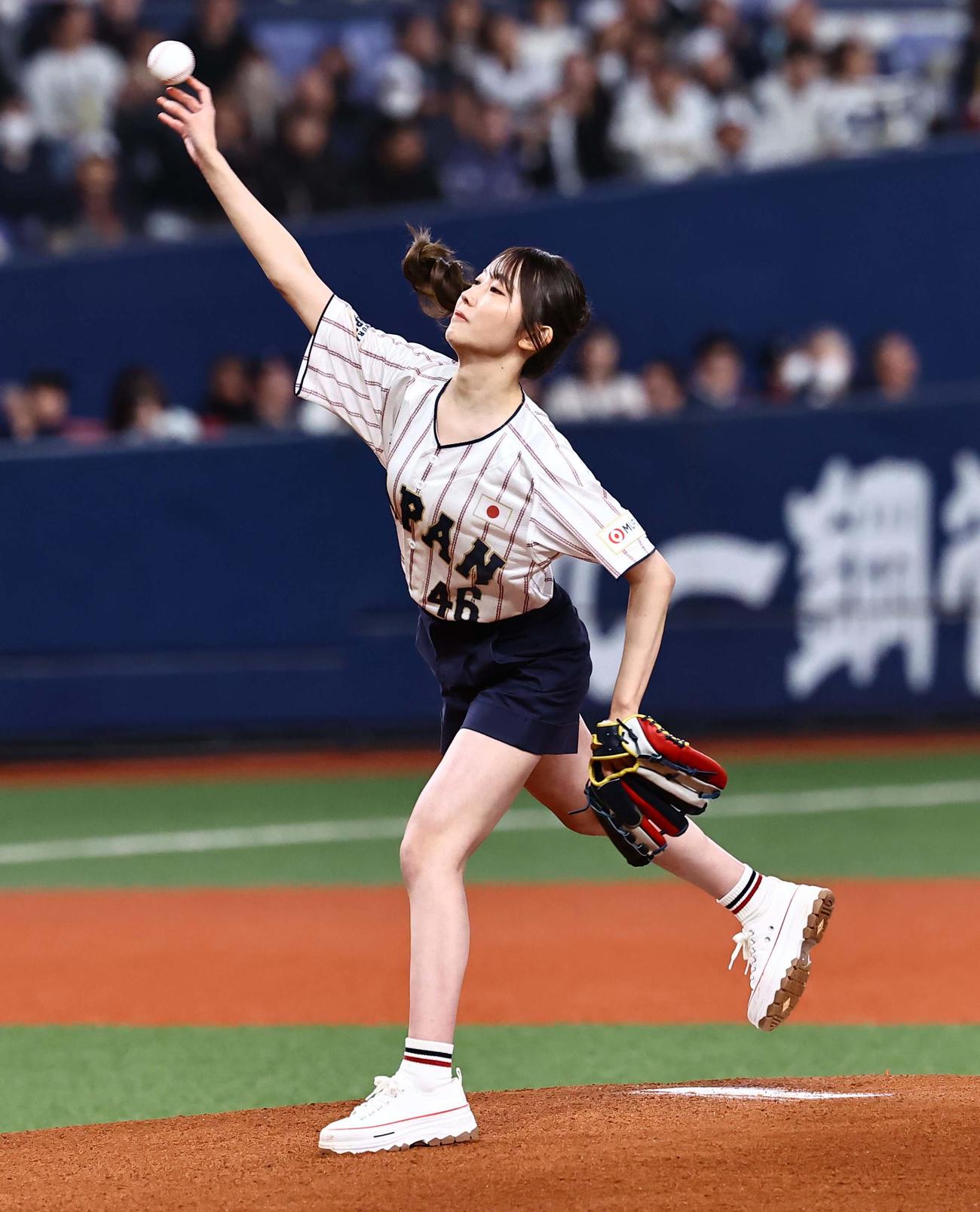 日本対オランダ　始球式を務めた乃木坂46黒見明香（撮影・上田博志）