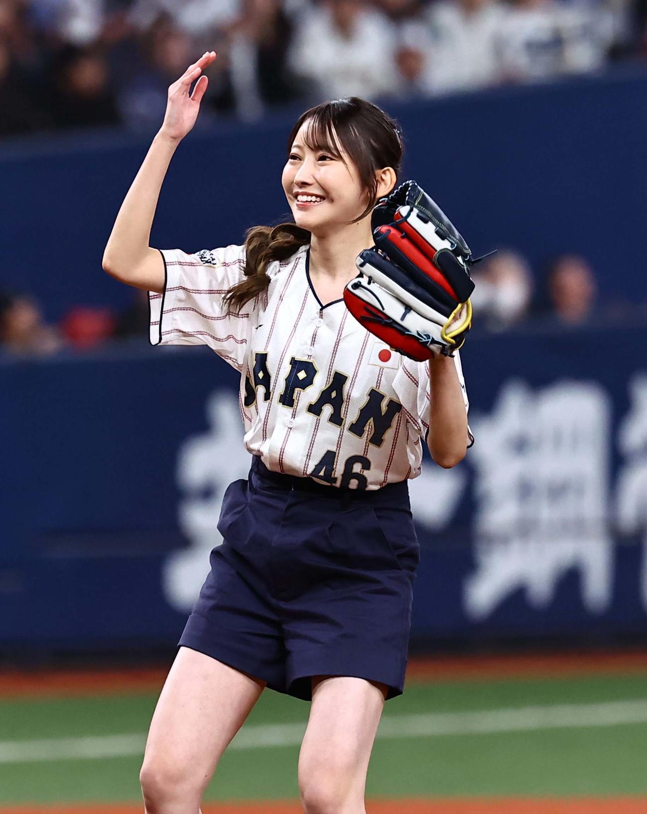 日本対オランダ　始球式を務めた乃木坂46黒見明香（撮影・上田博志）
