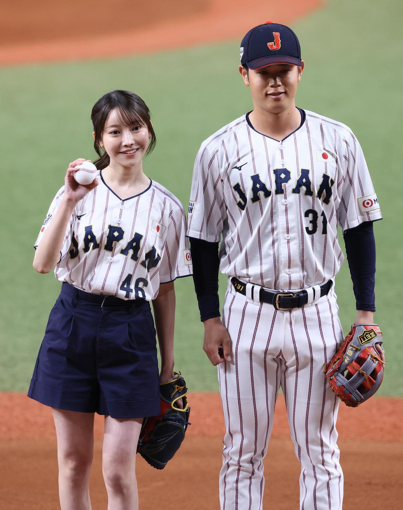 日本対オランダ　始球式を務め太田（右）と写真に納まる乃木坂46の黒見明香（撮影・藤尾明華）