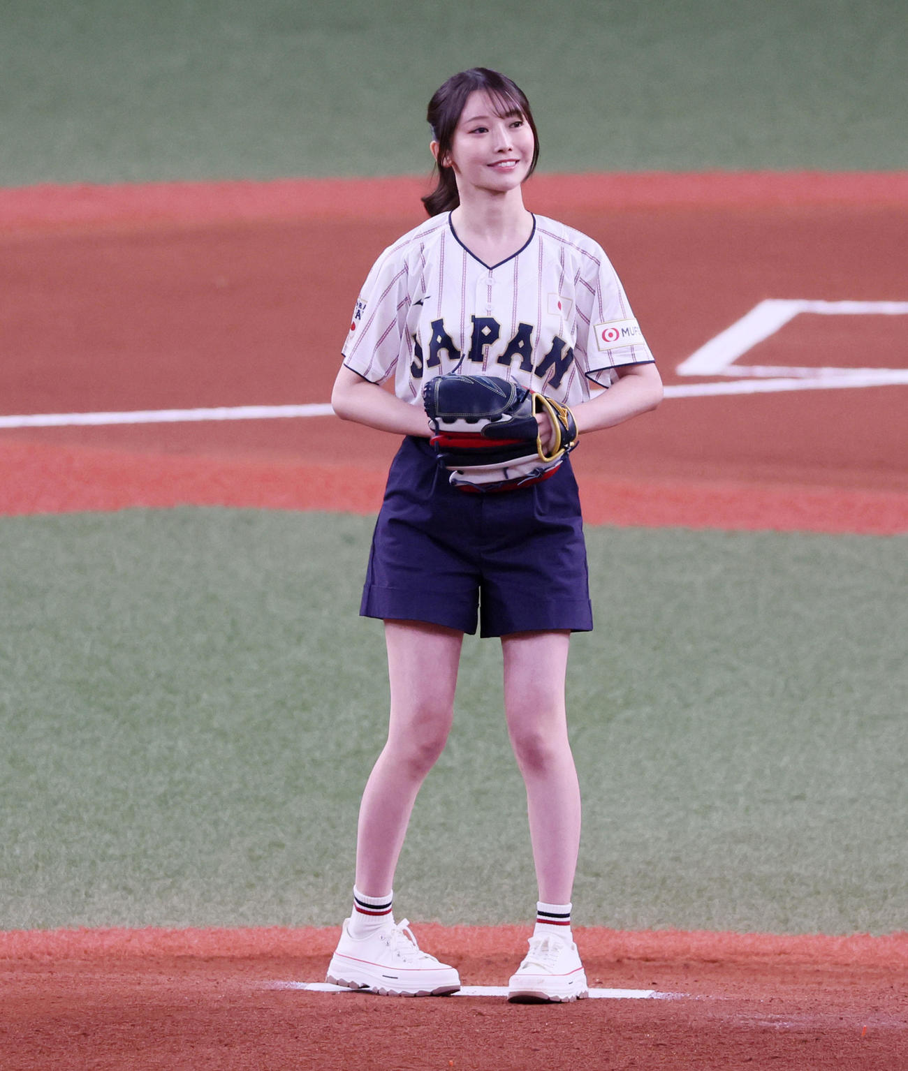日本対オランダ　始球式に登場した乃木坂46の黒見明香（撮影・加藤哉）