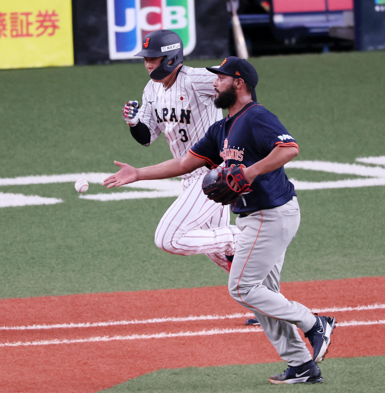 日本対オランダ　1回裏日本1死一塁、大山は投ゴロに倒れる。右はケリー（撮影・加藤哉）