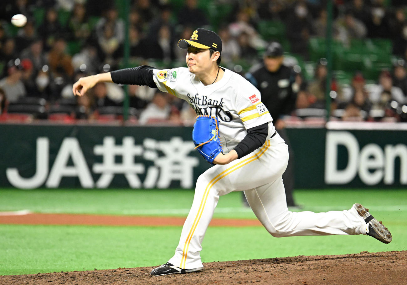 ソフトバンク対ヤクルト　3番手に登板したソフトバンク松本裕（撮影・林敢治）