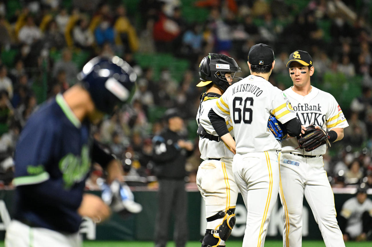ソフトバンク対ヤクルト　6回表ヤクルト2死一、二塁、松本裕（右から2番目）は茂木を四球で出塁を許す（撮影・林敢治）