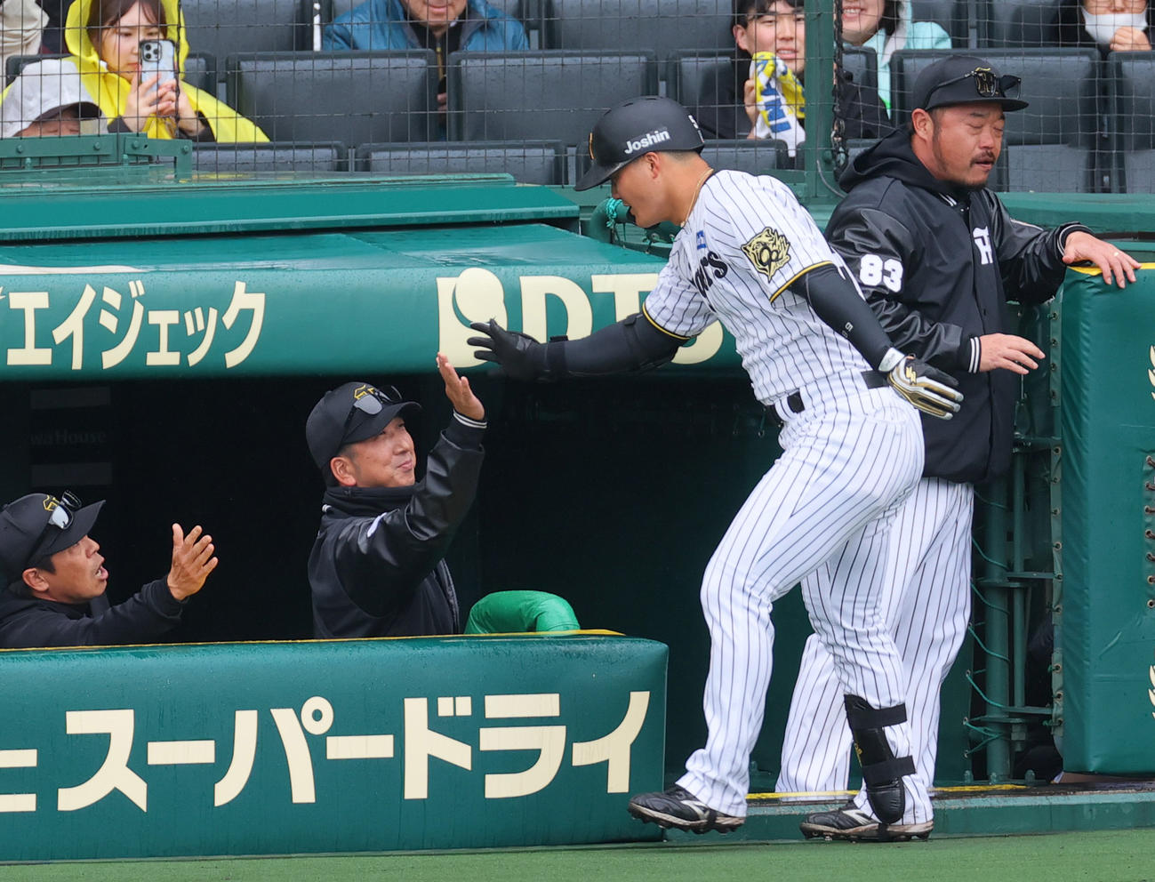 阪神対中日　2回裏阪神無死、前川（手前）は左越えソロ本塁打を放ち、藤川監督（左から2人目）らから迎えられる（撮影・上山淳一）