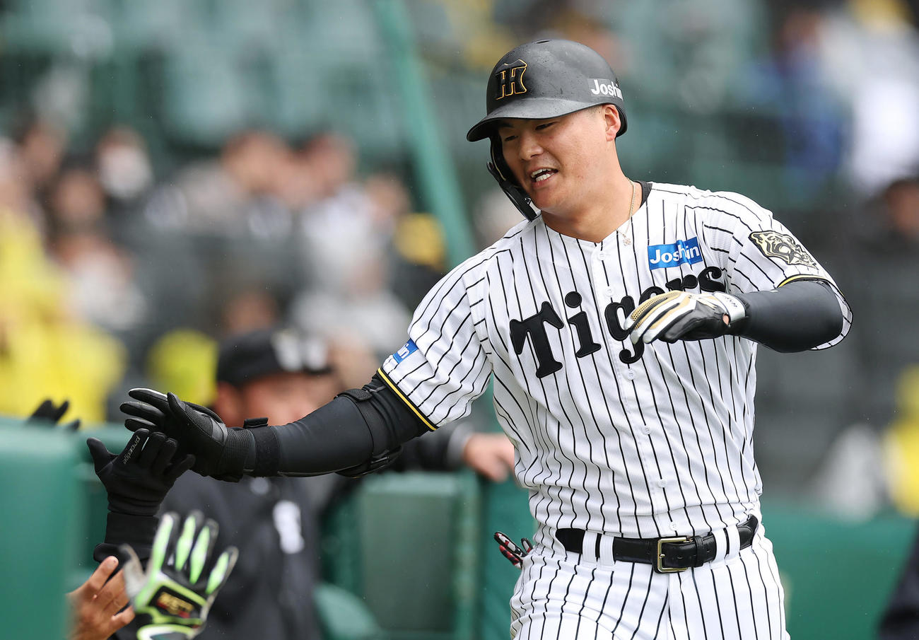 阪神対中日　2回裏阪神無死、左越え本塁打を放ち、ナインに迎えられる前川（撮影・前田充）