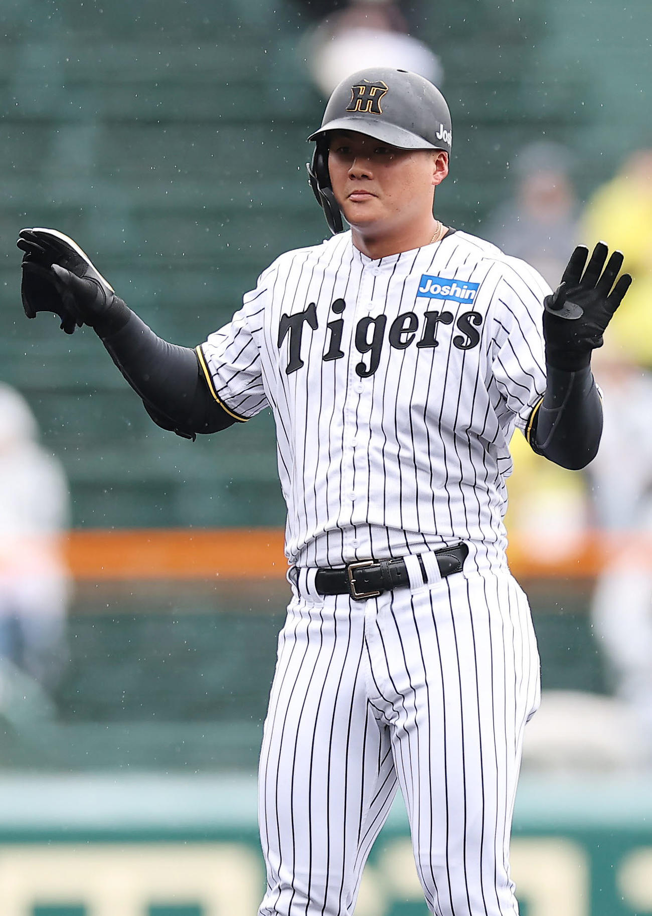 阪神対中日　3回裏阪神2死、右翼線へ二塁打を放ち、カモメポーズをする前川（撮影・前田充）