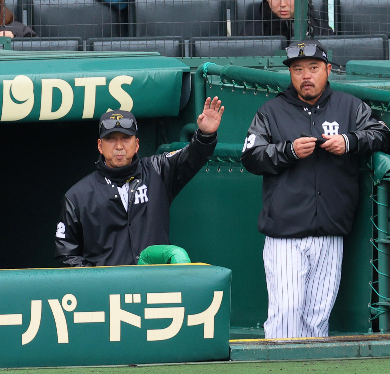 オープン戦・阪神対中日　5回裏阪神無死、藤川監督（左）は中前打を放った前川に代走小幡を送る。右は小谷野打撃チーフコーチ（撮影・上山淳一）