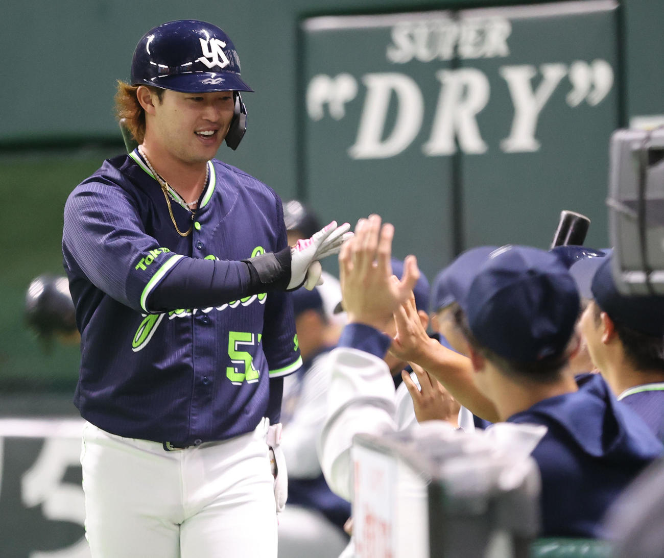 ソフトバンク対ヤクルト　7回表ヤクルト無死、浜田は左越え本塁打を放ちベンチのナインとハイタッチ（撮影・梅根麻紀）