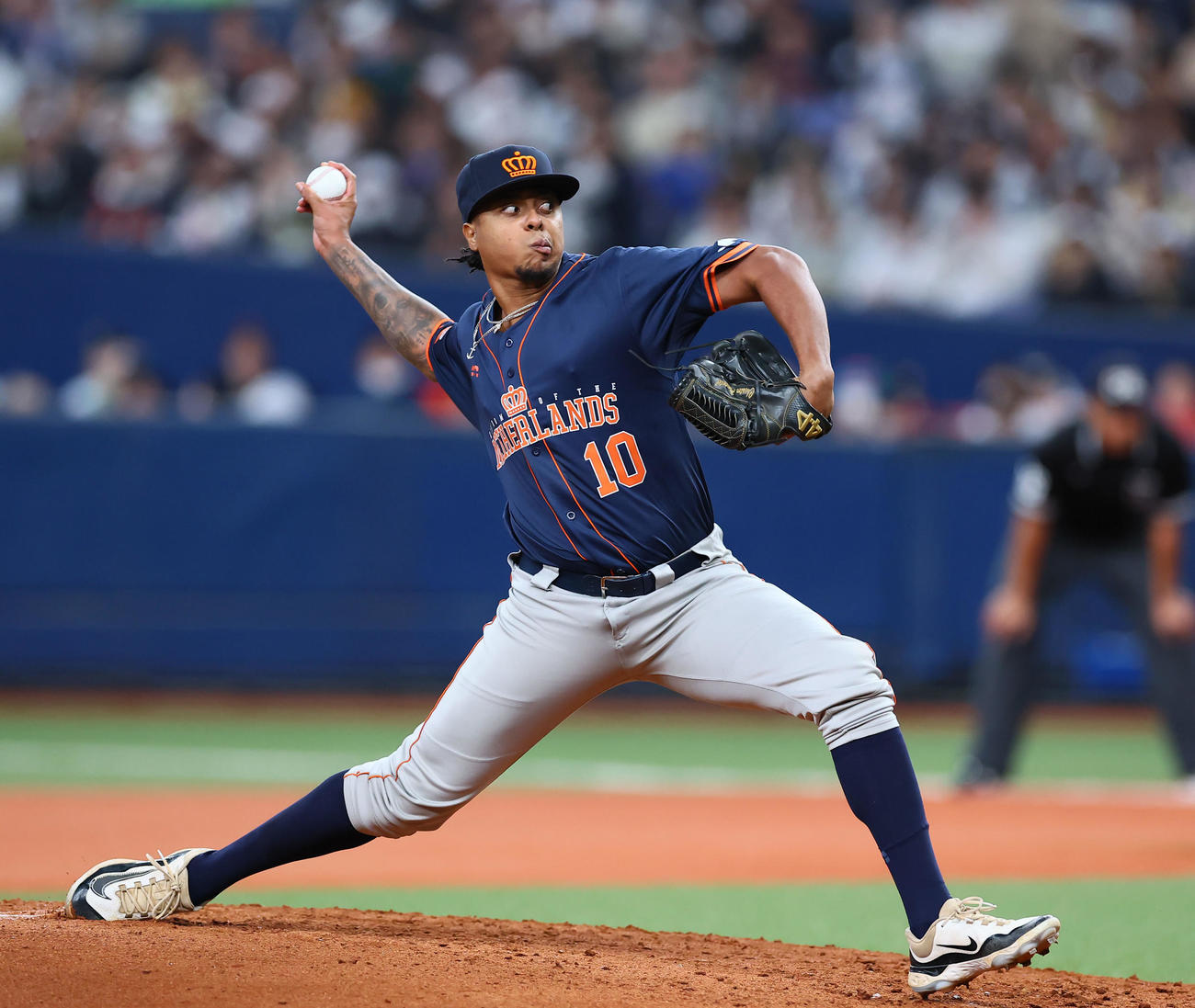 日本対オランダ　1回途中、2番手で登板したオランダのメンデス（撮影・藤尾明華）