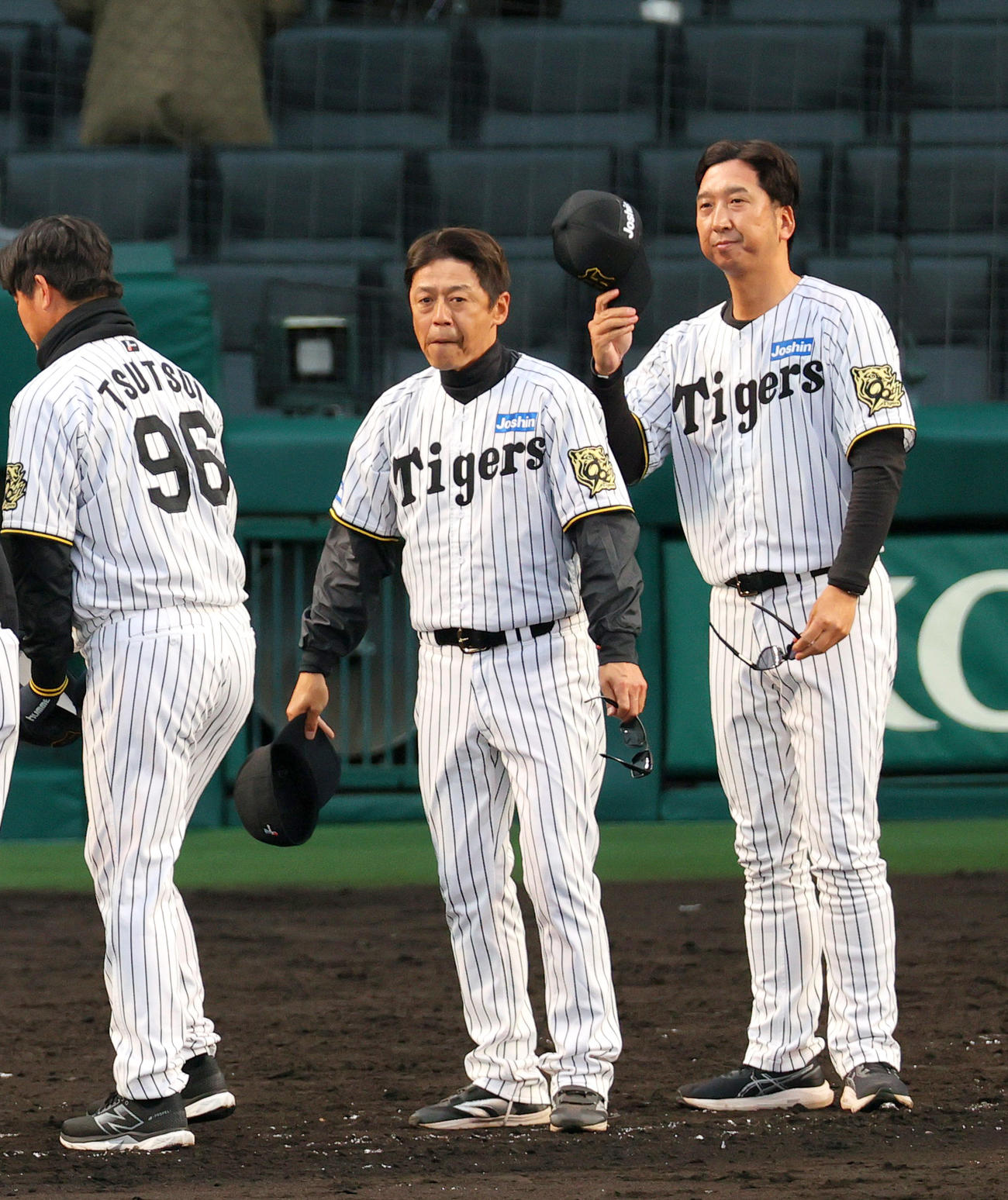 阪神対中日　阪神藤川監督（左）らは試合を終えスタンドのファンにあいさつする（撮影・上山淳一）