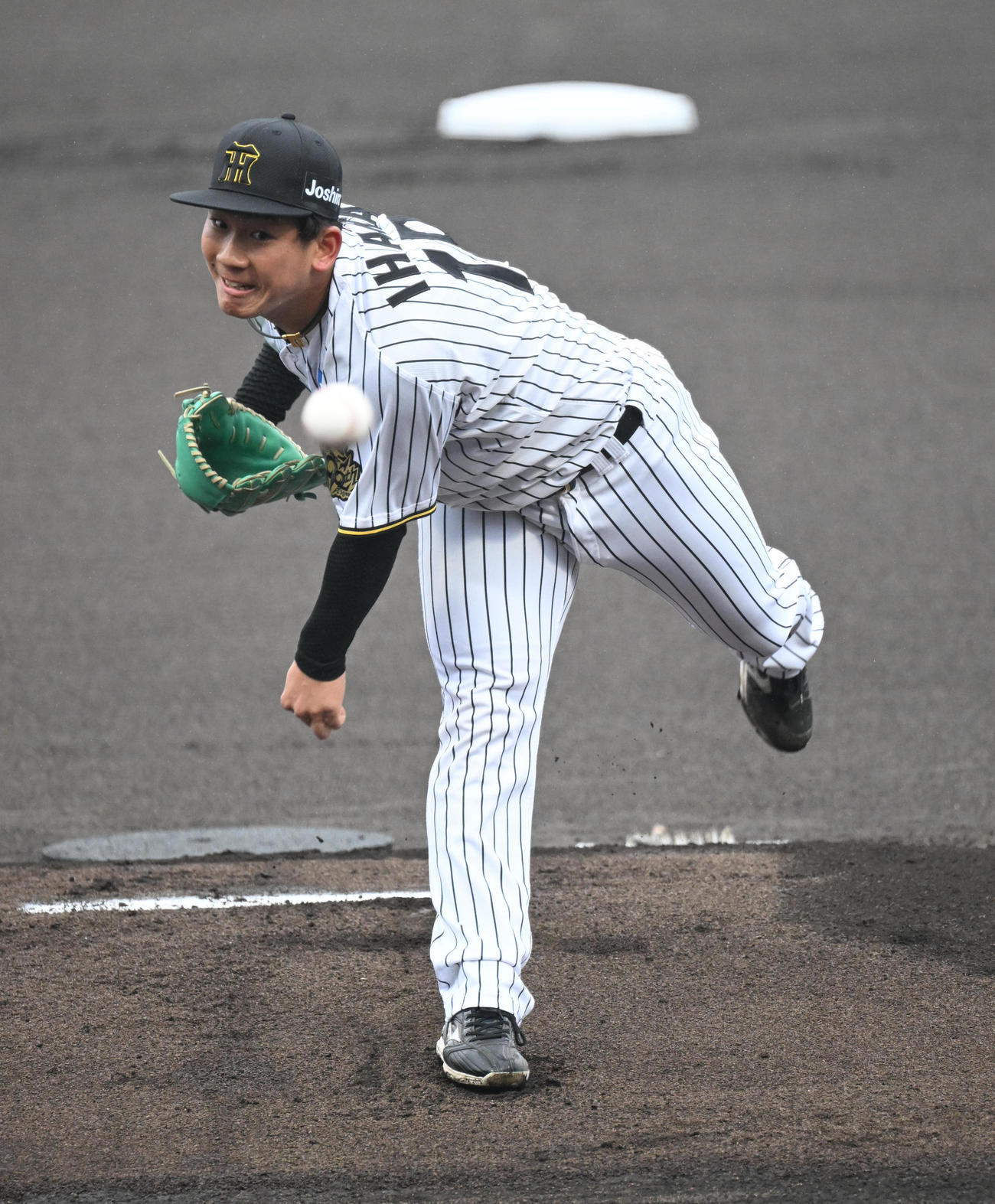阪神対オリックス　先発する阪神伊原（撮影・和賀正仁）